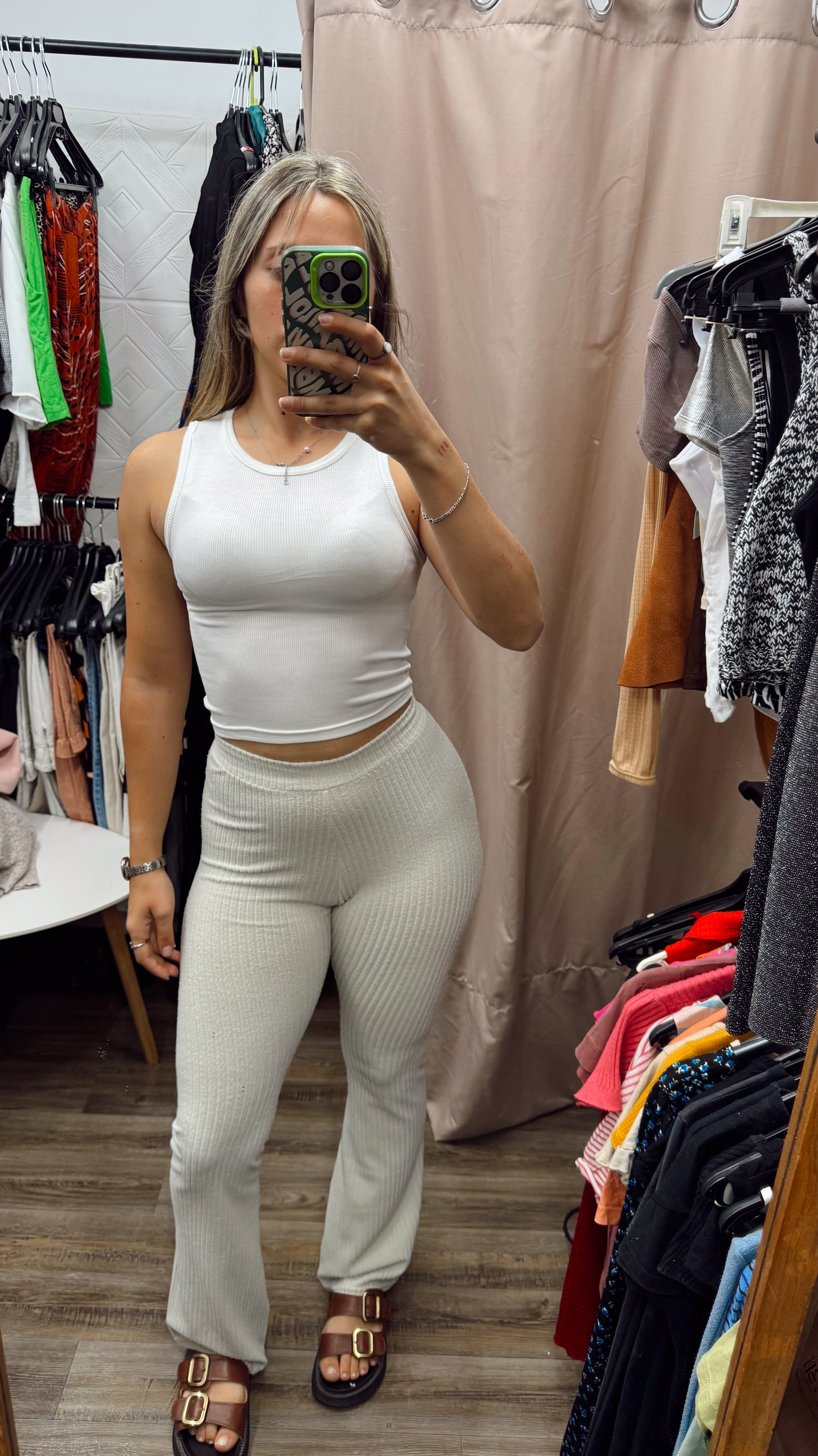 Pantalón de tela beige ancho