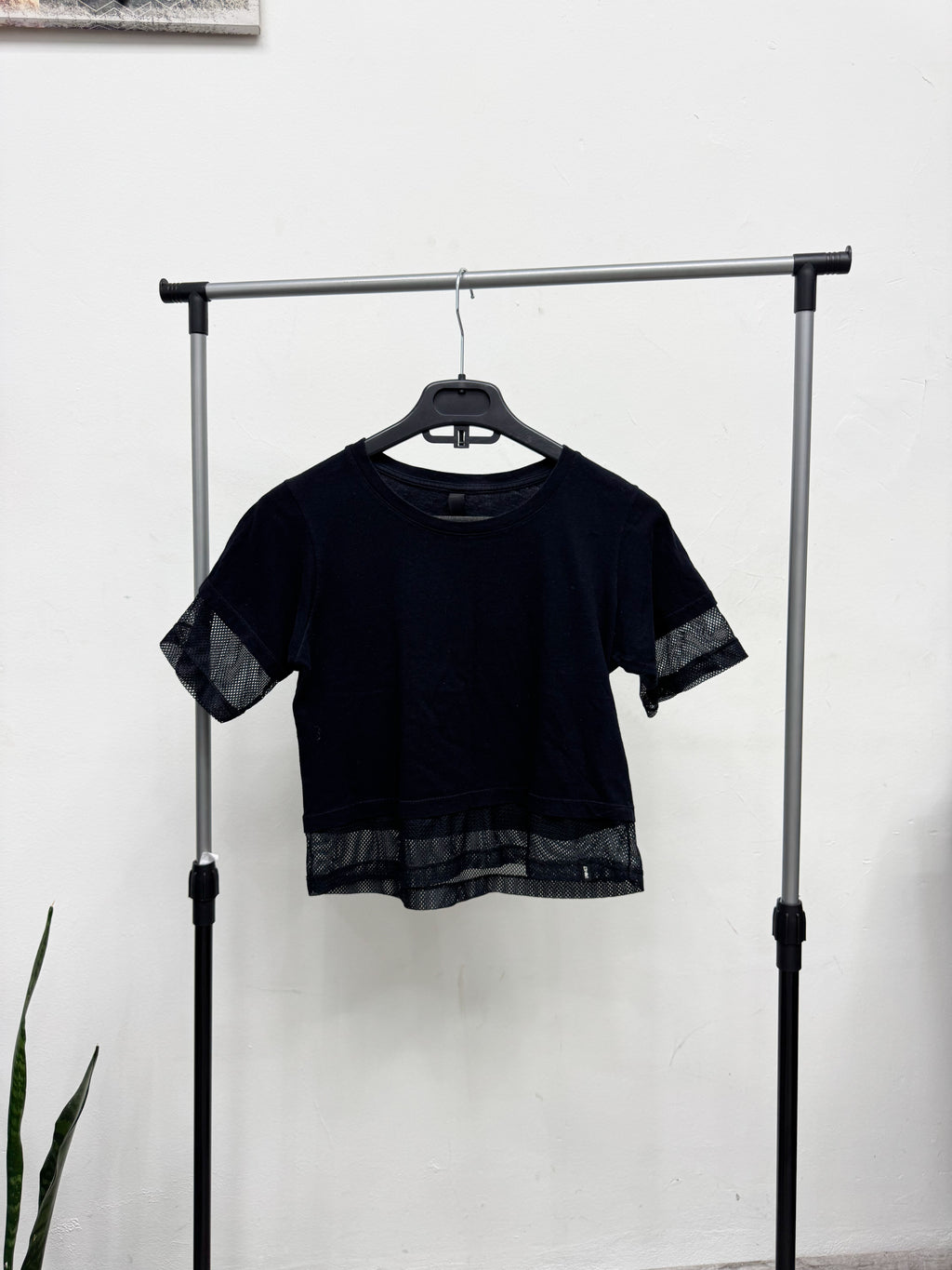 Remera negra con transparencias