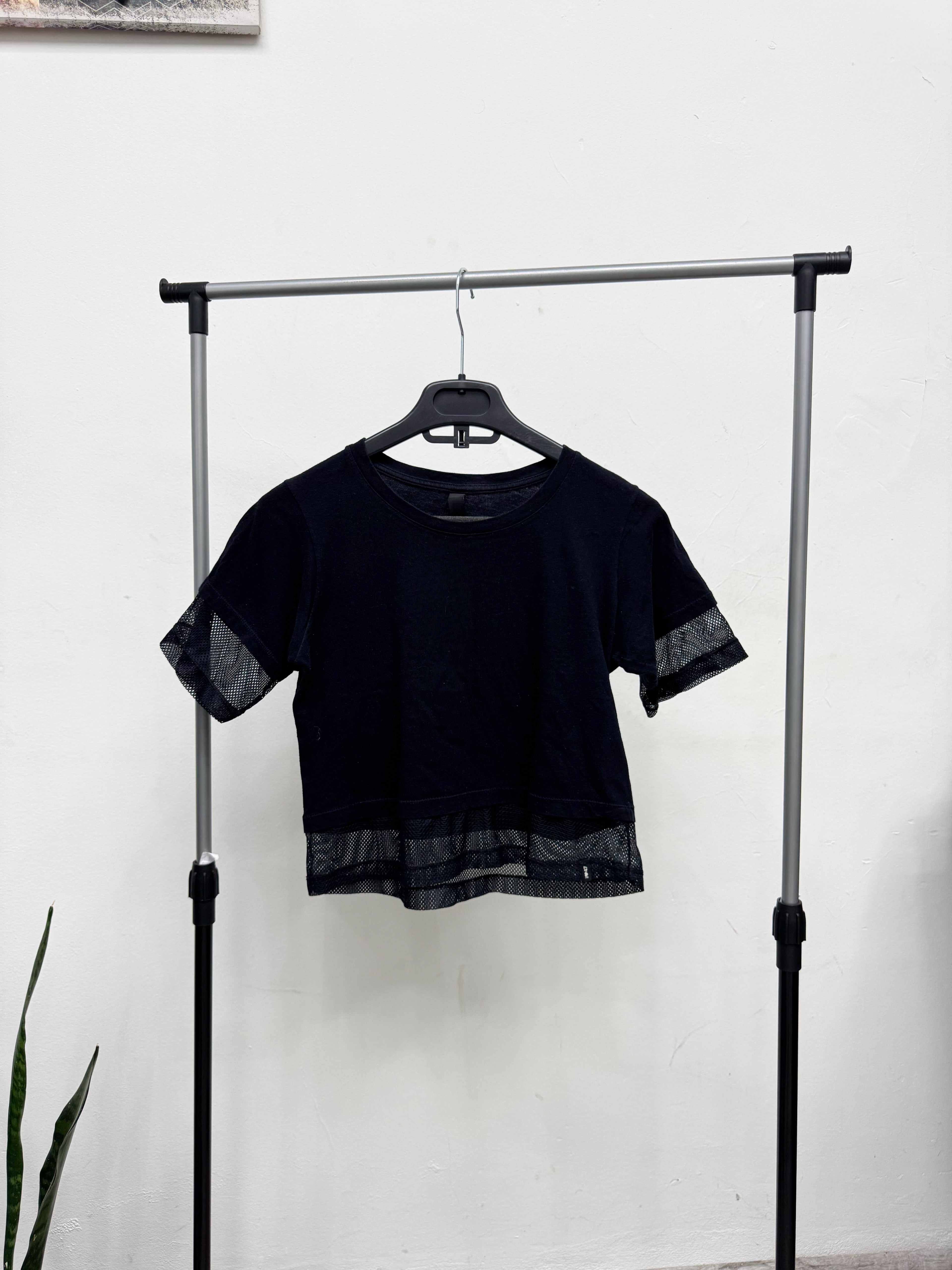 Remera negra con transparencias