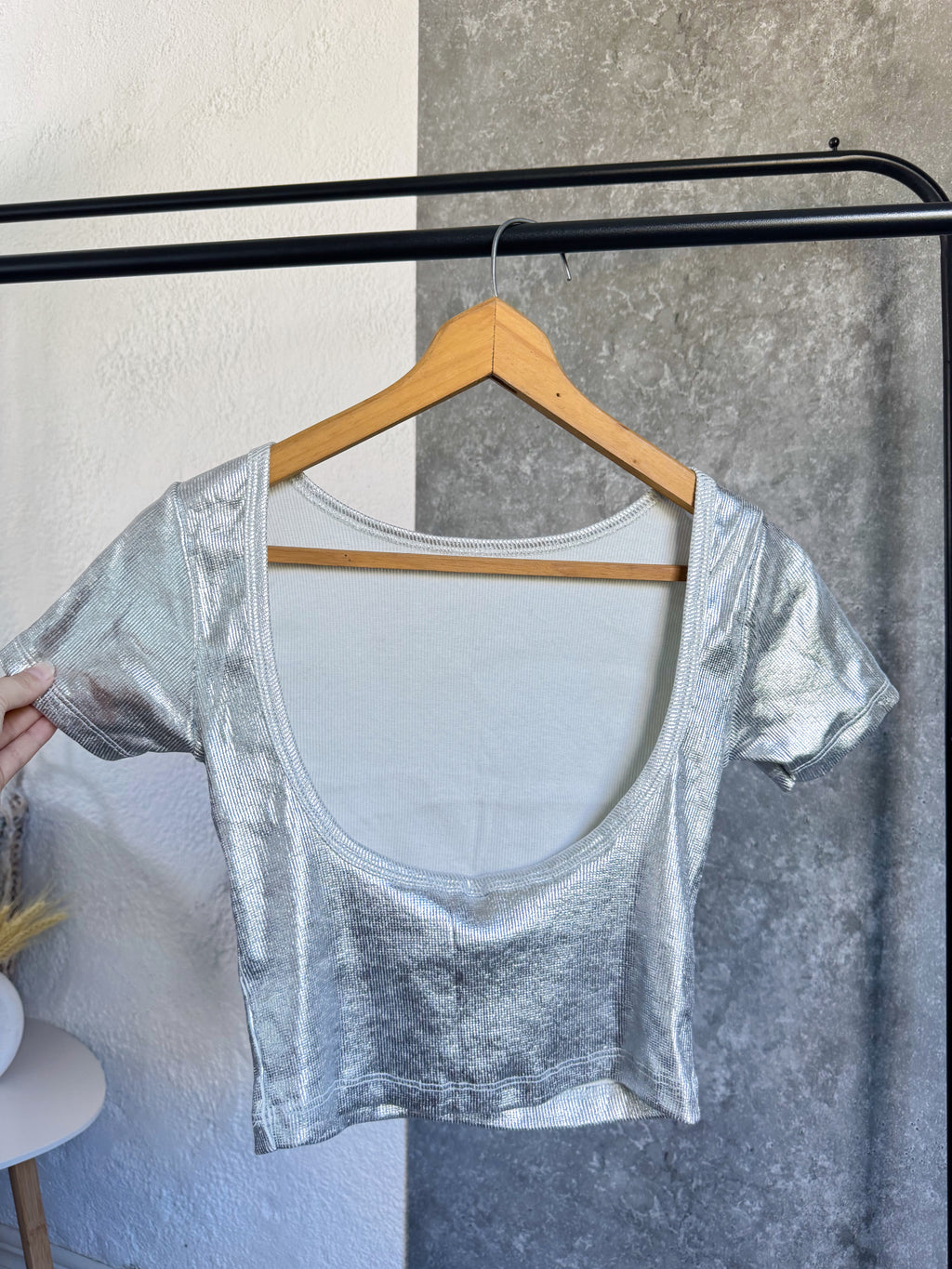 Top plateado, espalda con descubierta