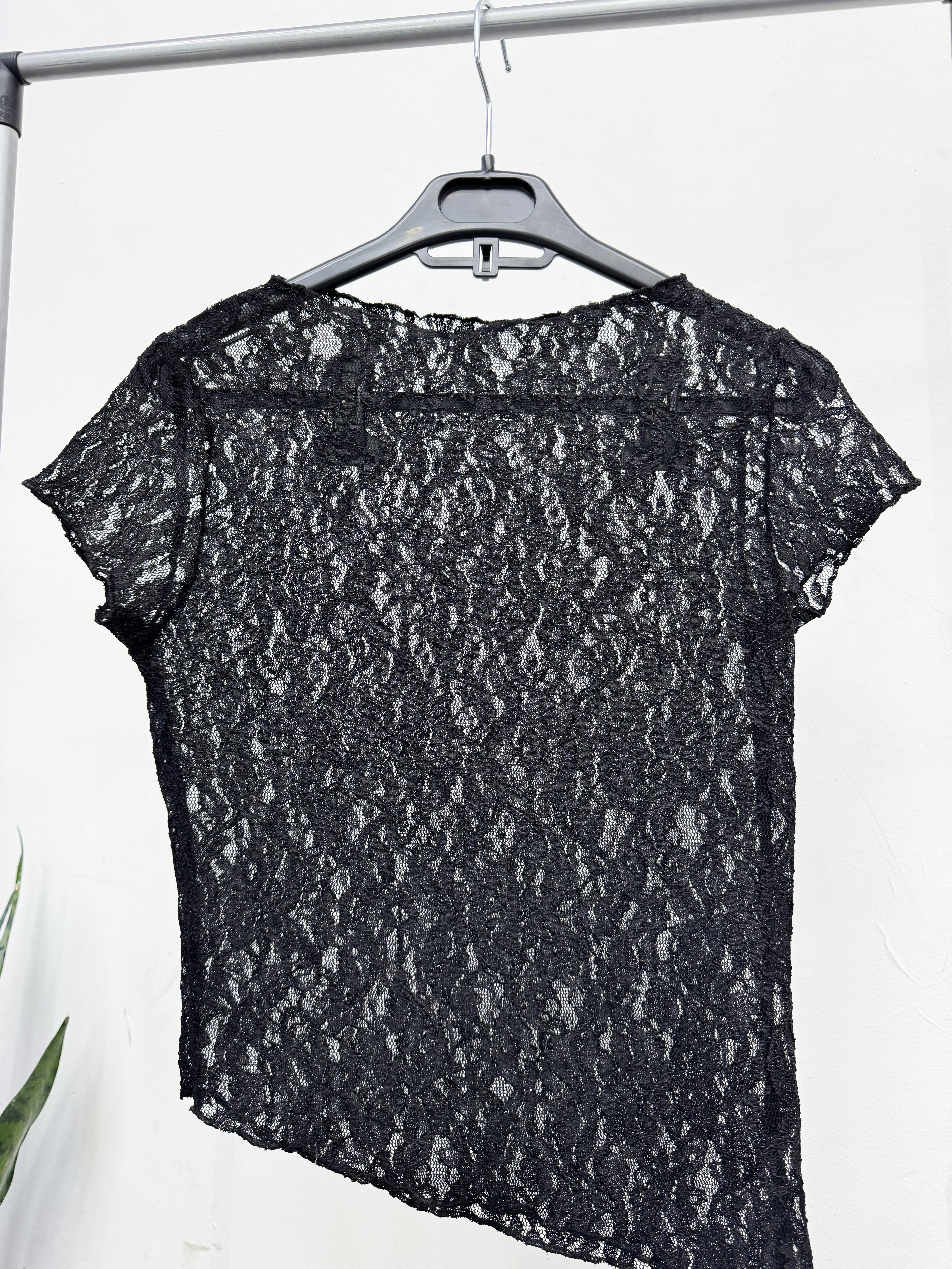 Remera/top negro de encaje
