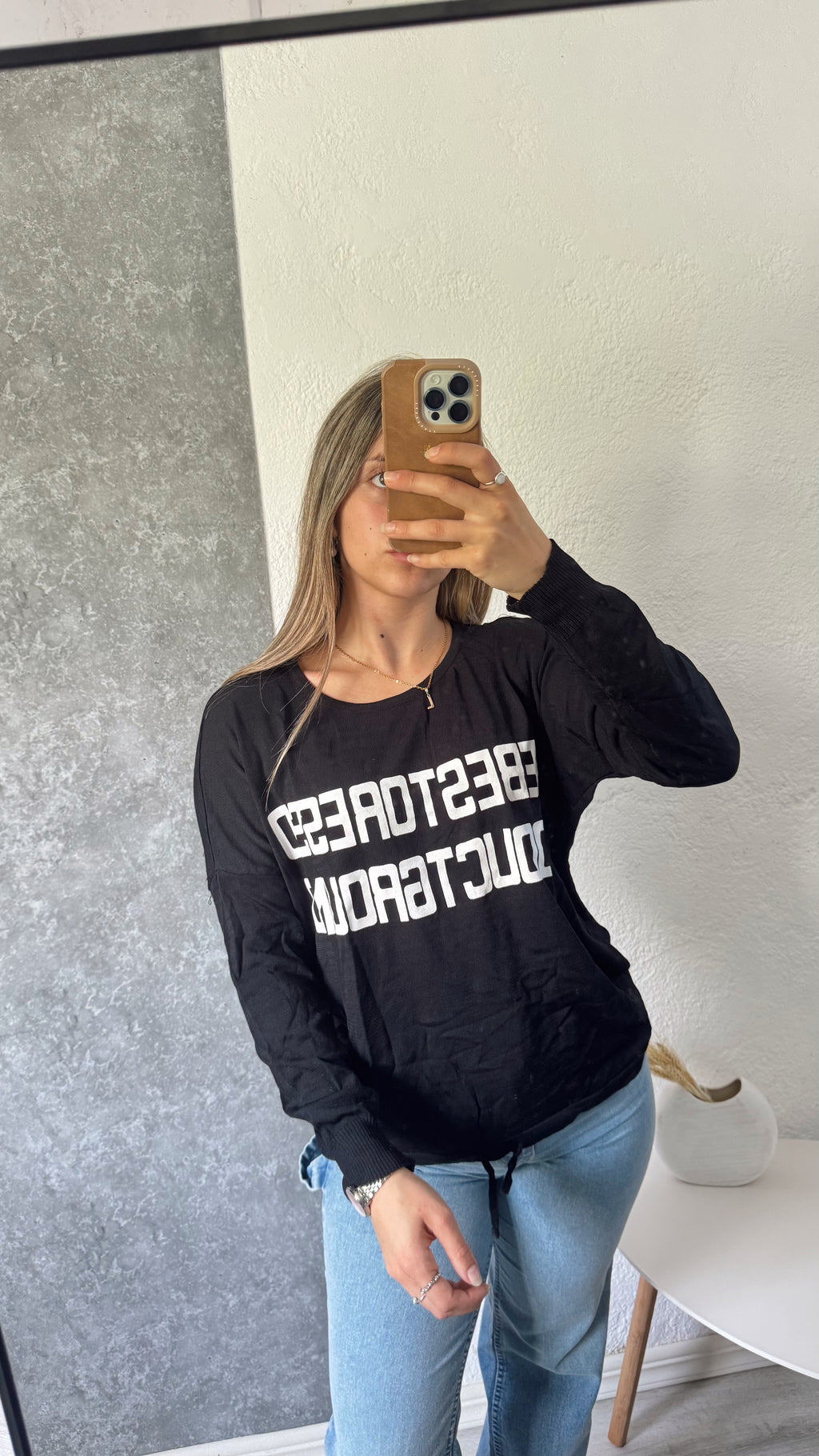 Buzo negro con letras