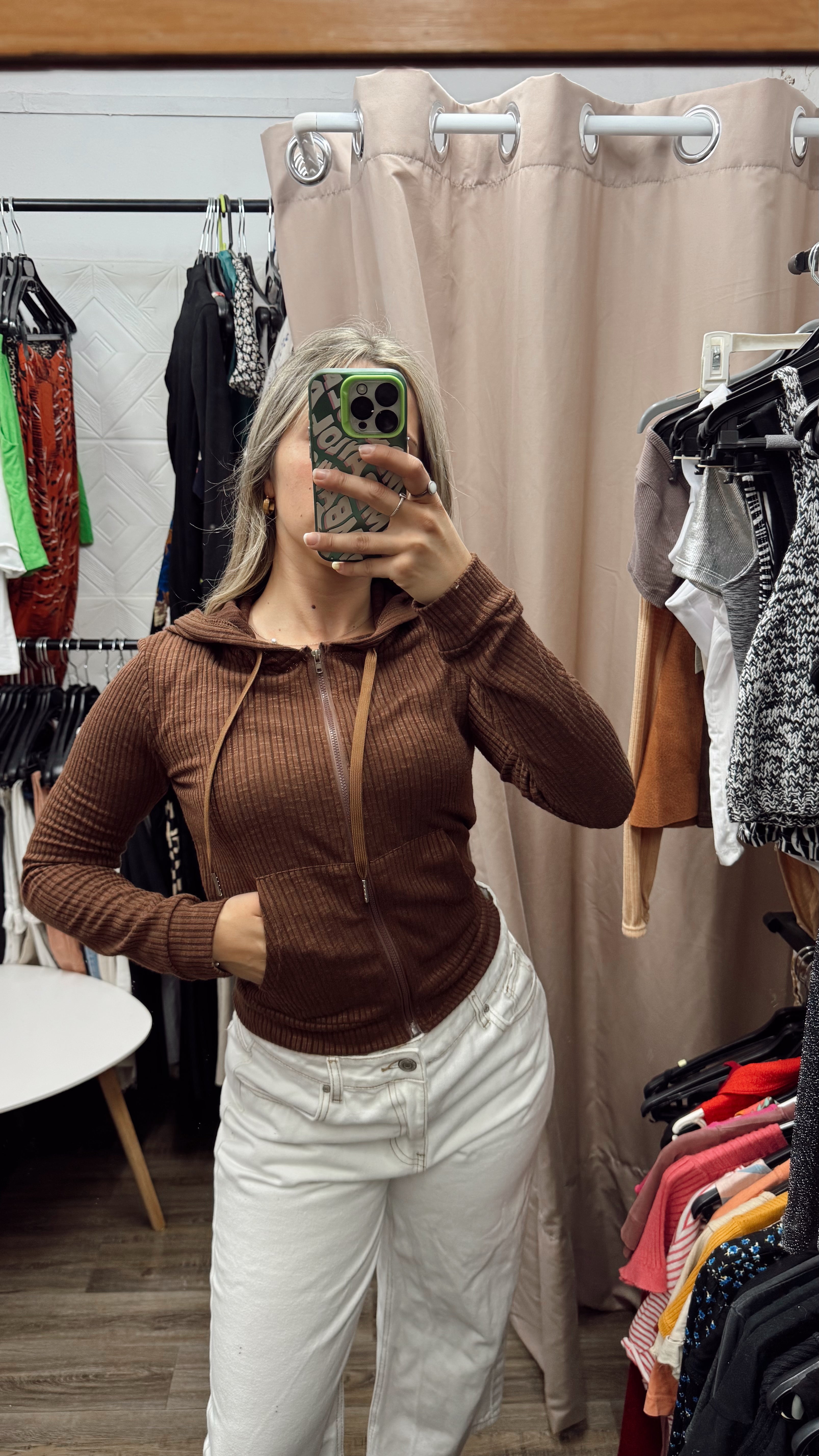 Campera tipo deportiva marrón