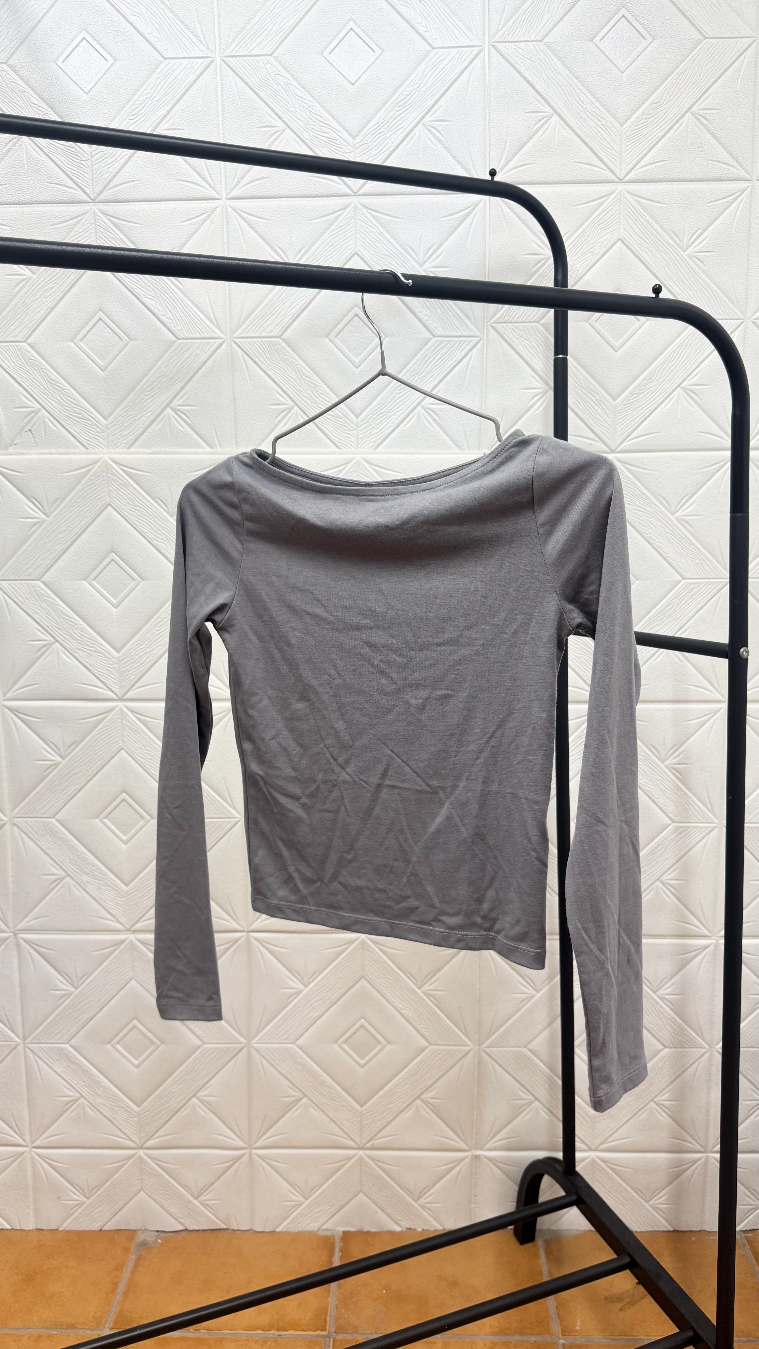 Remera H&M gris manga larga