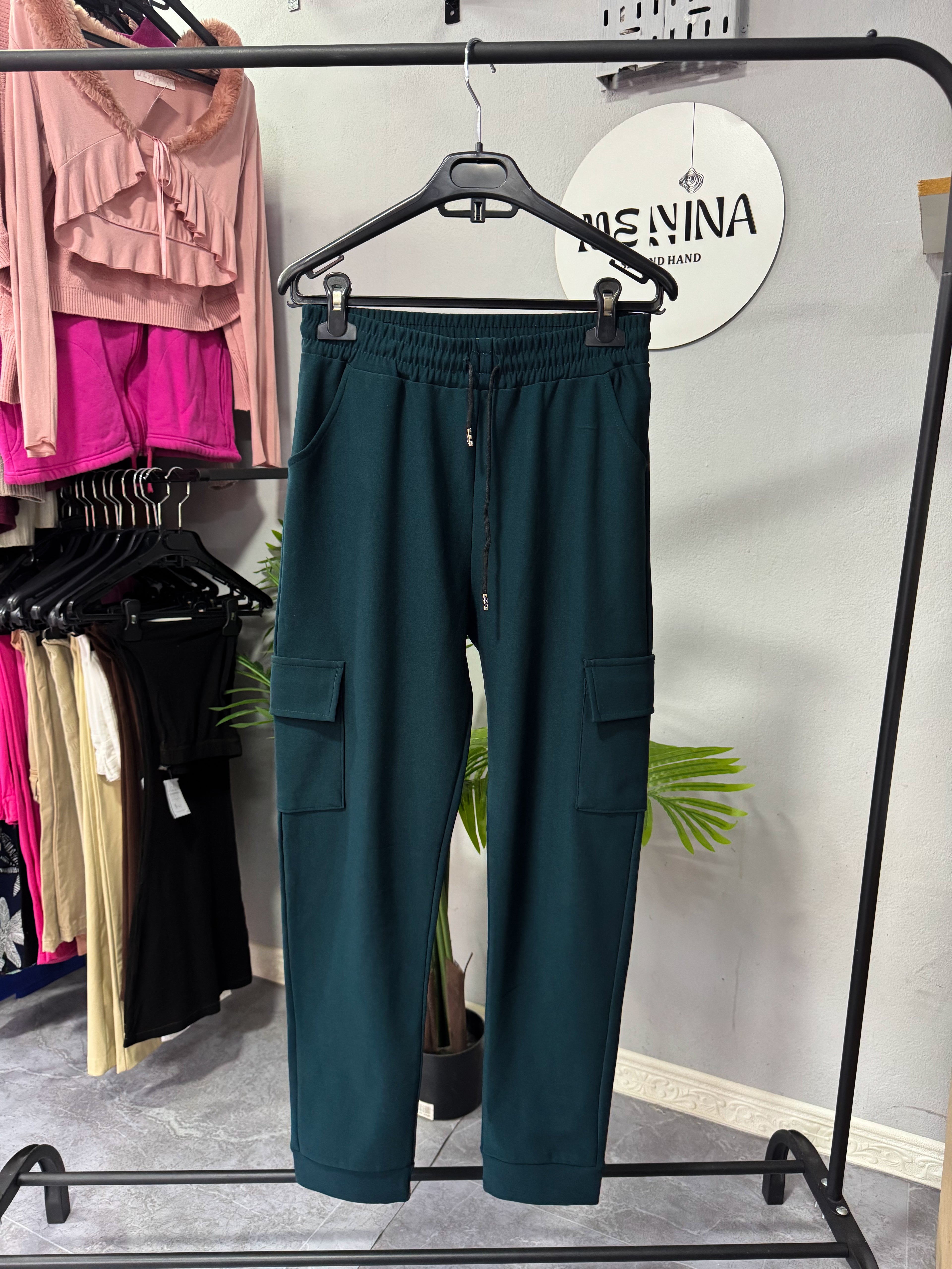 Pantalón tipo deportivo cargo verde oscuro