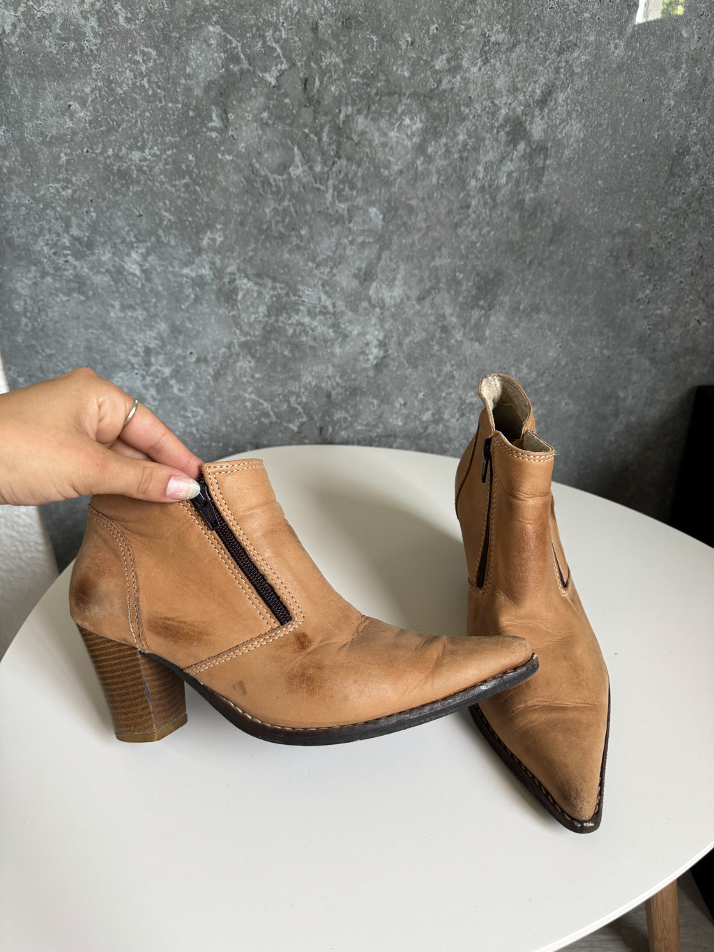 Botas de cuero marrones en punta