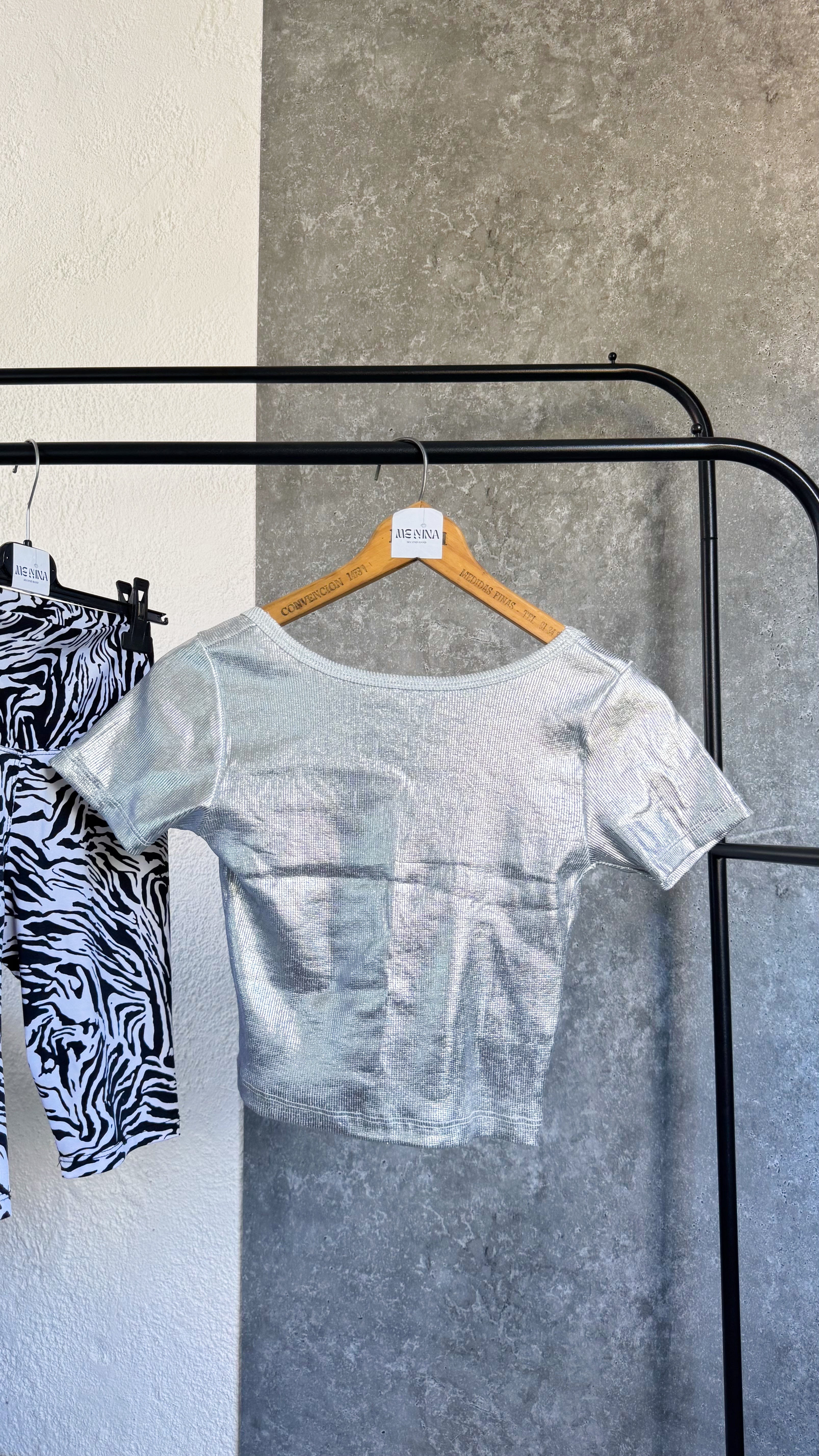 Top plateado, espalda con descubierta