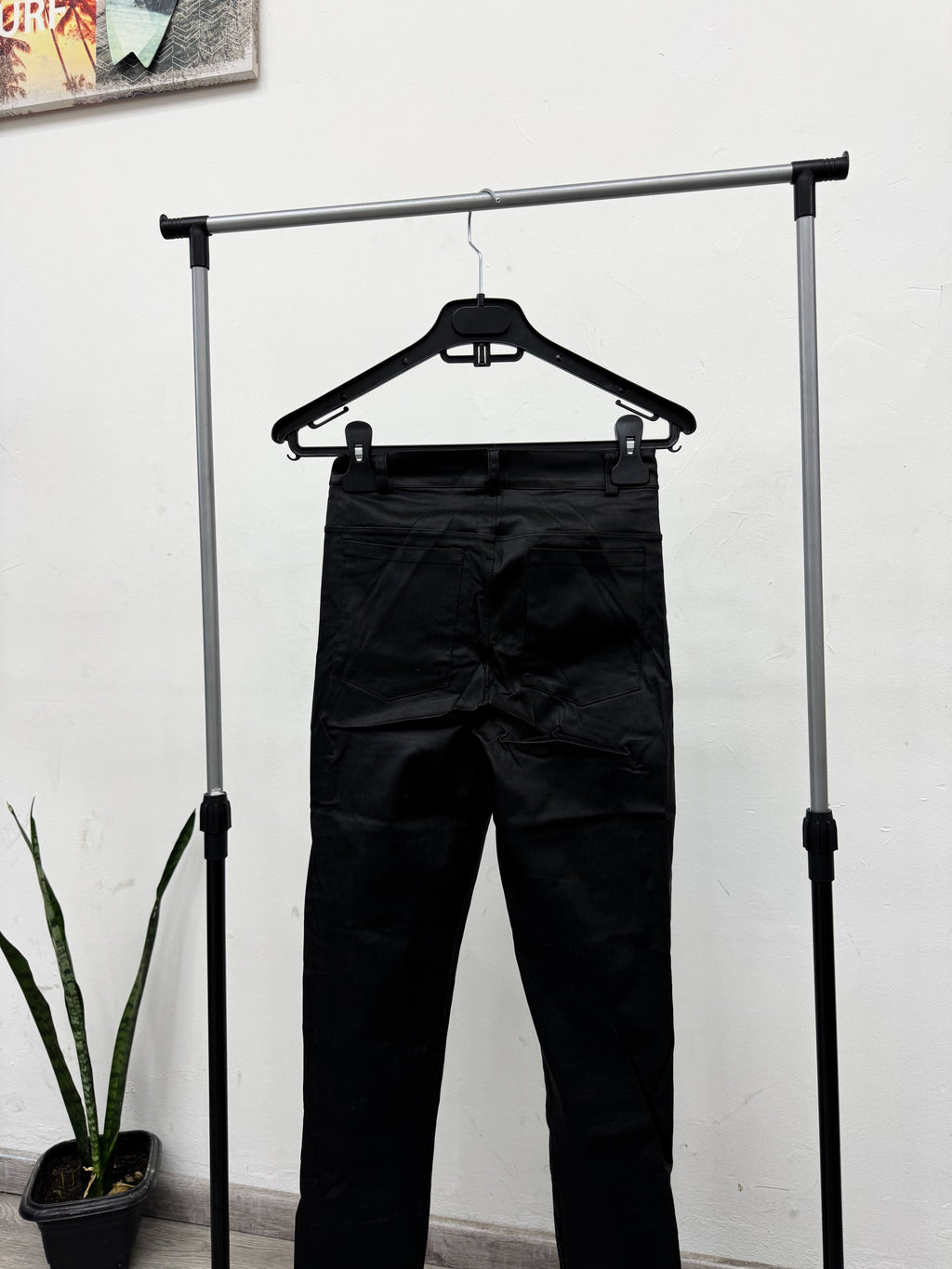 Pantalón engomado negro alicrado