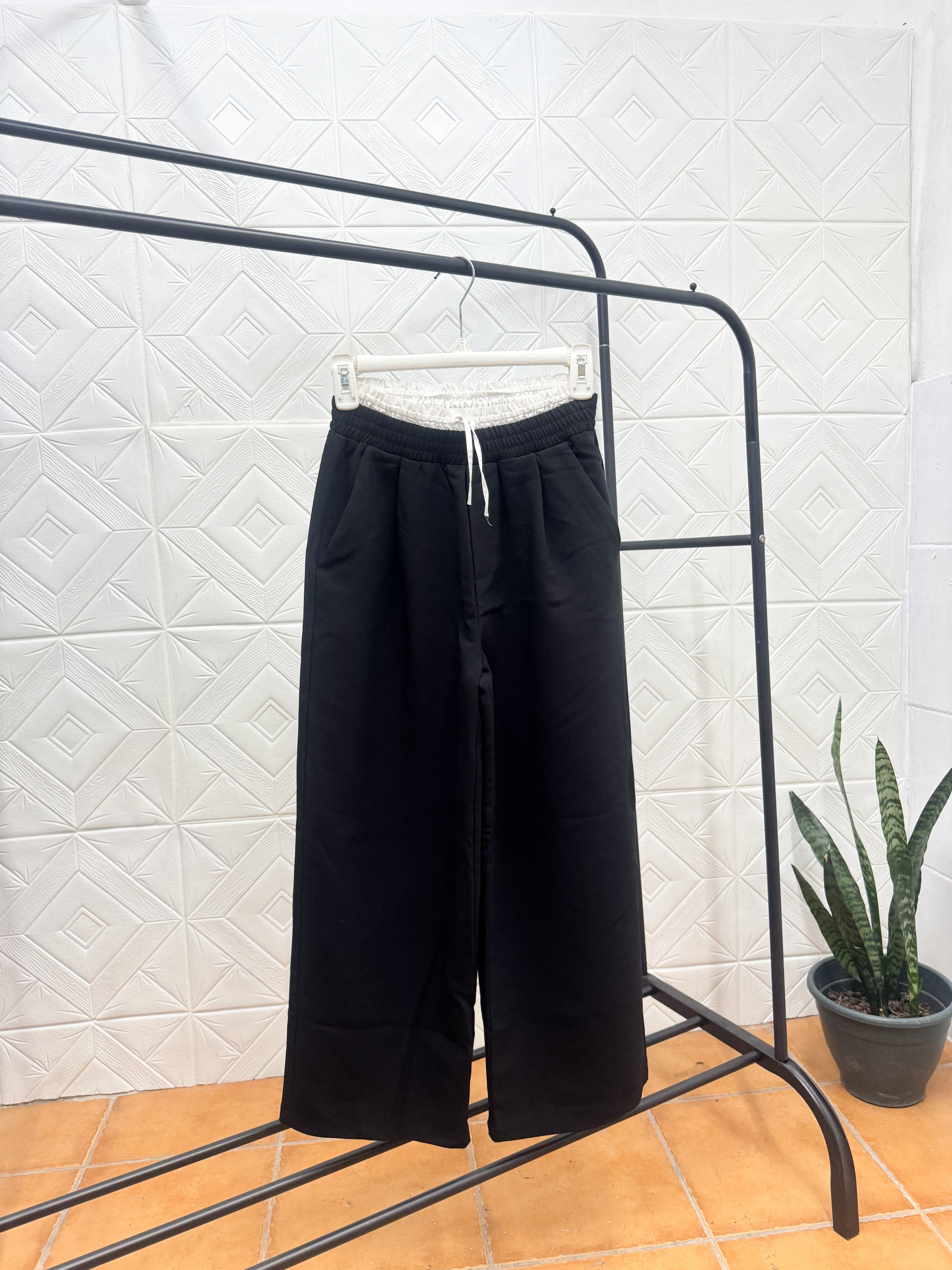 Pantalón ZARA negro con cintura blanca