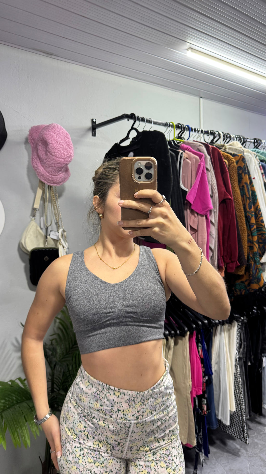 Top deportivo gris