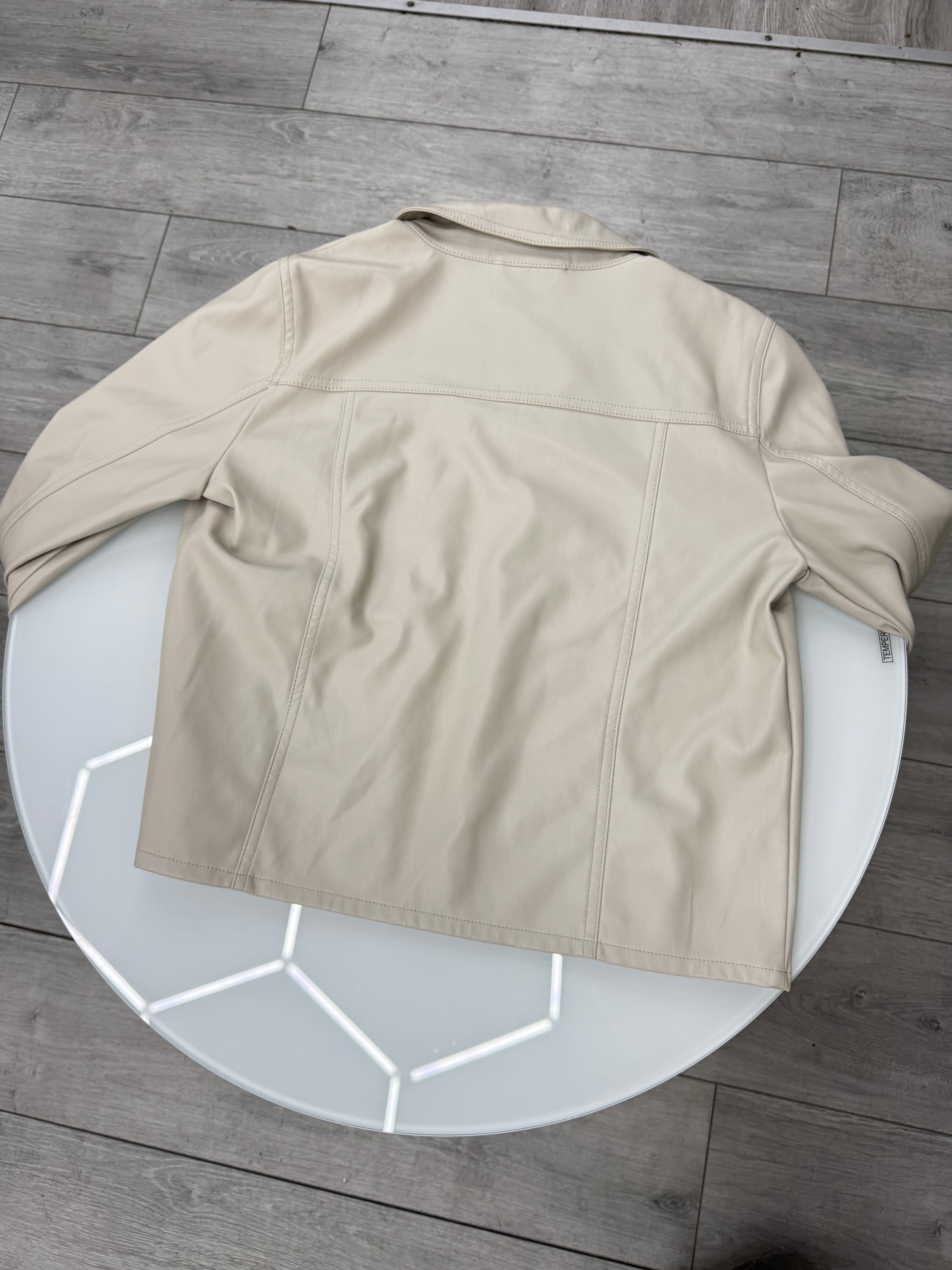 Chaqueta beige eco cuero ONLY talle XS