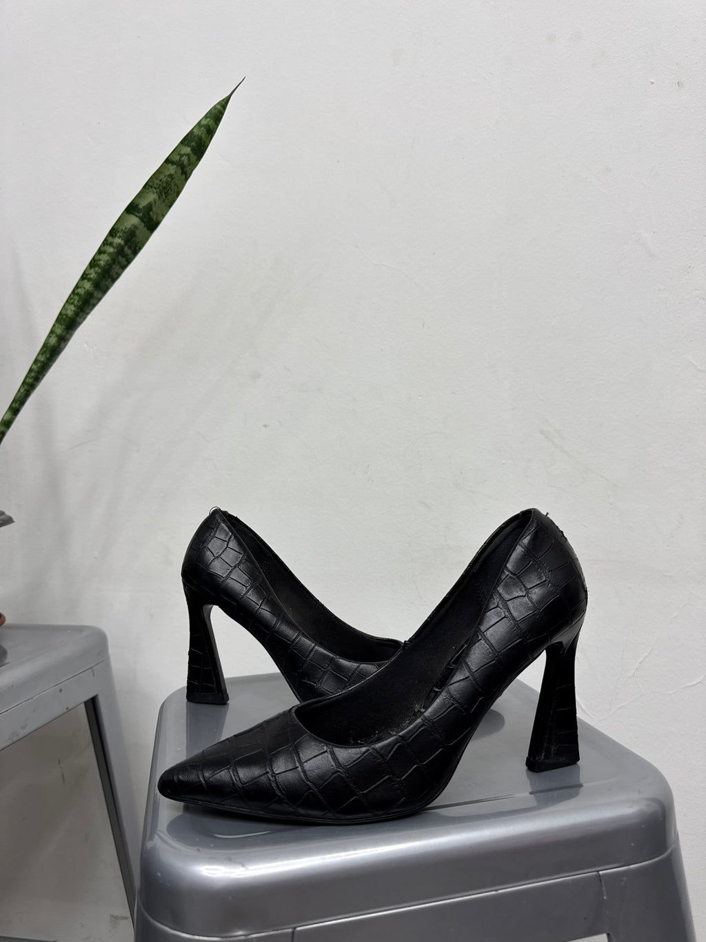Tacos stiletto negros efecto piel de serpiente
