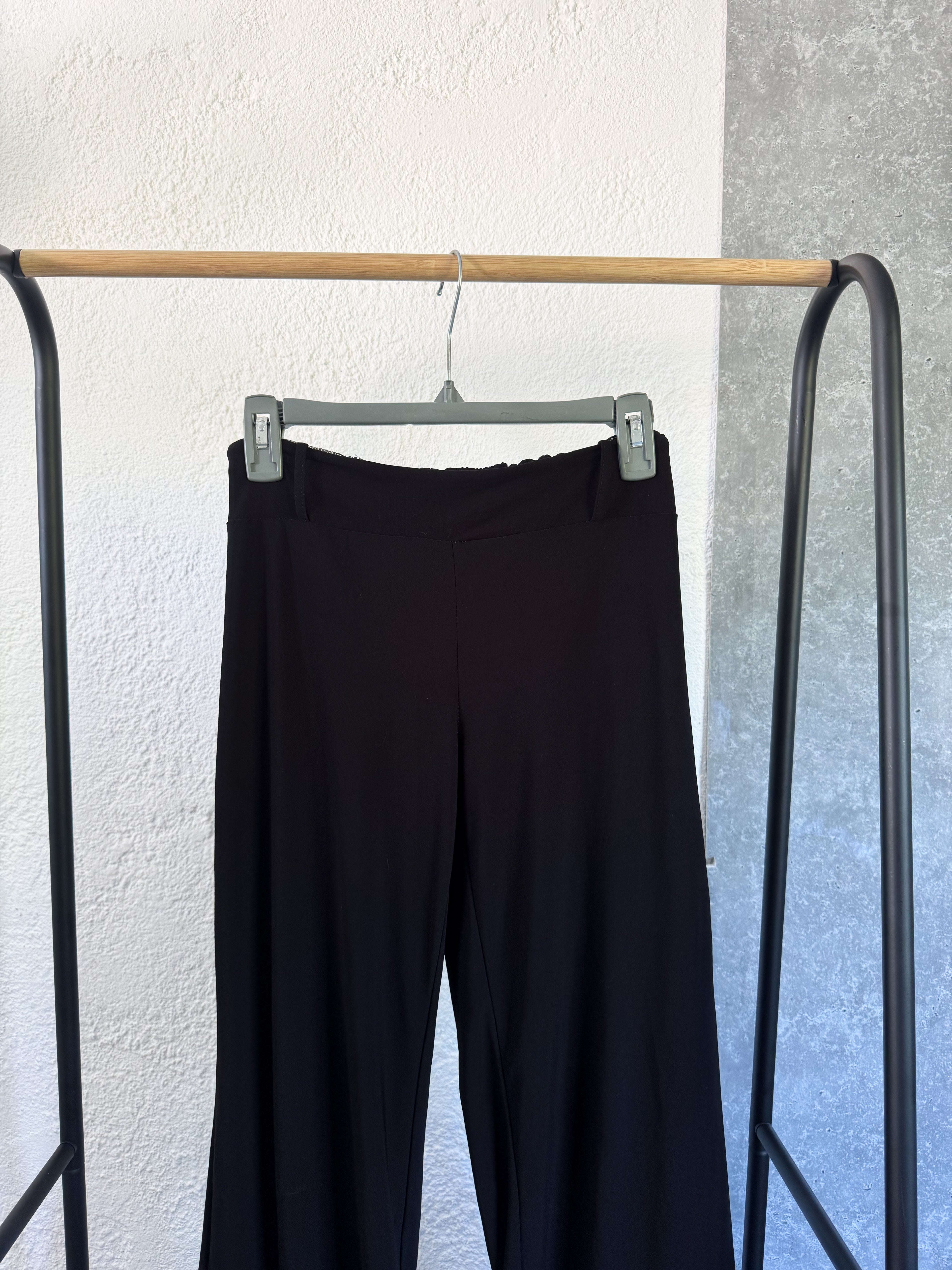 Pantalón negro tipo plazo