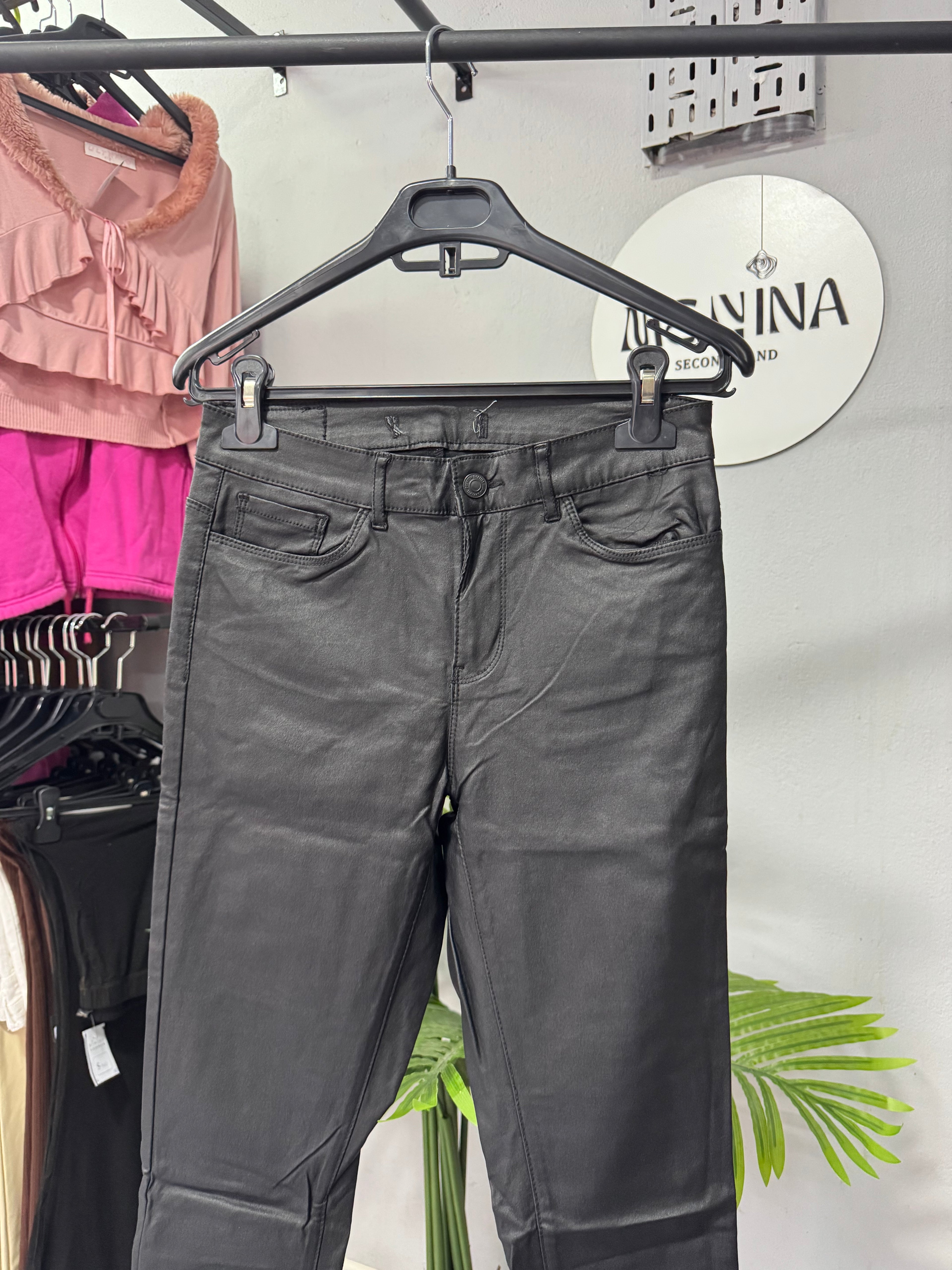 Pantalón eco cuero negro