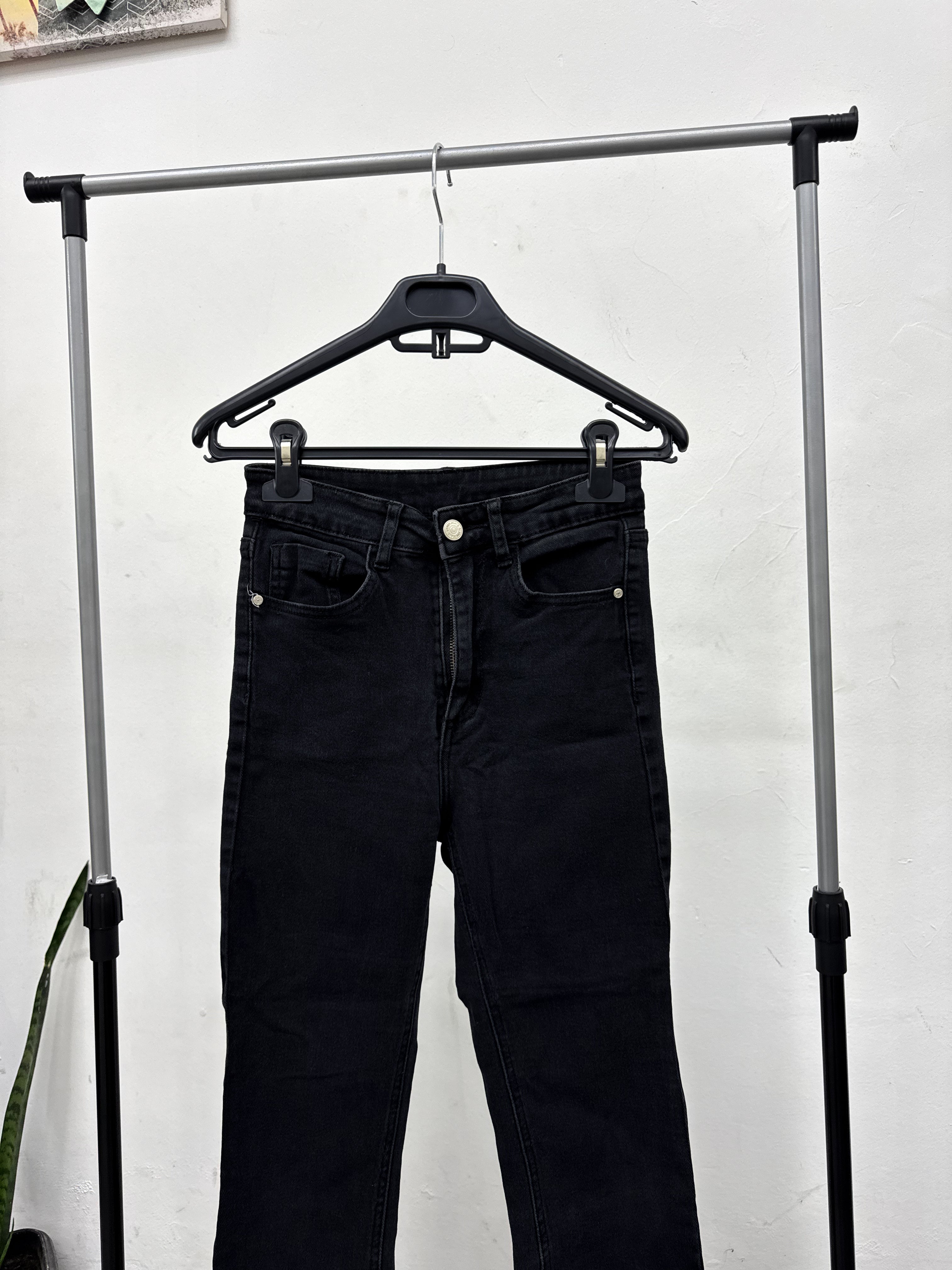 Jean negro ancho *con detalle