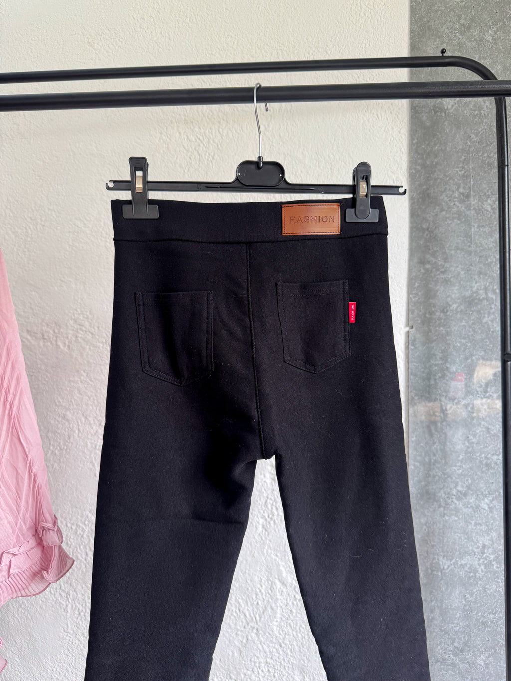 Pantalón negro alicrado