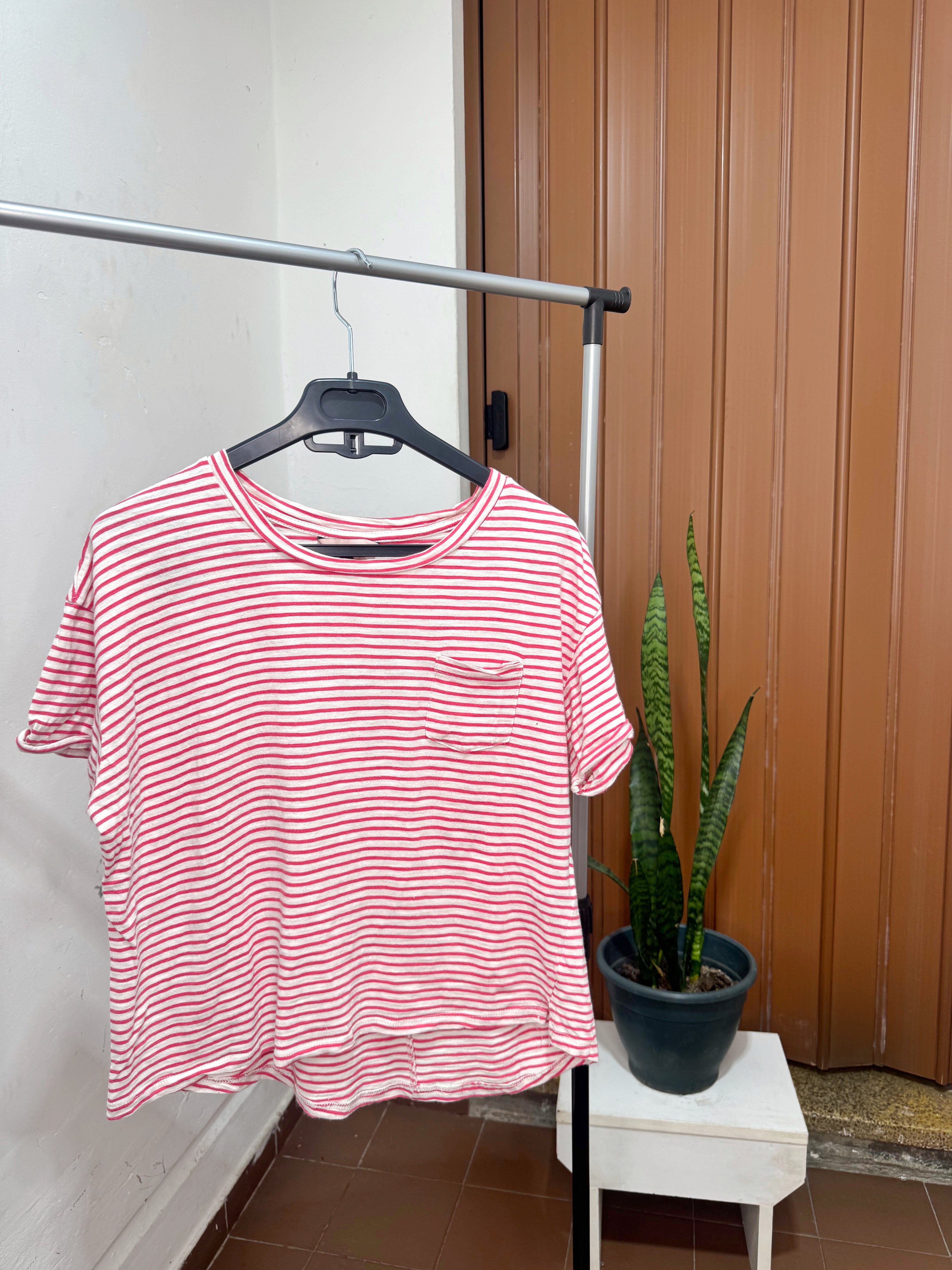 Remera a rayas rosada