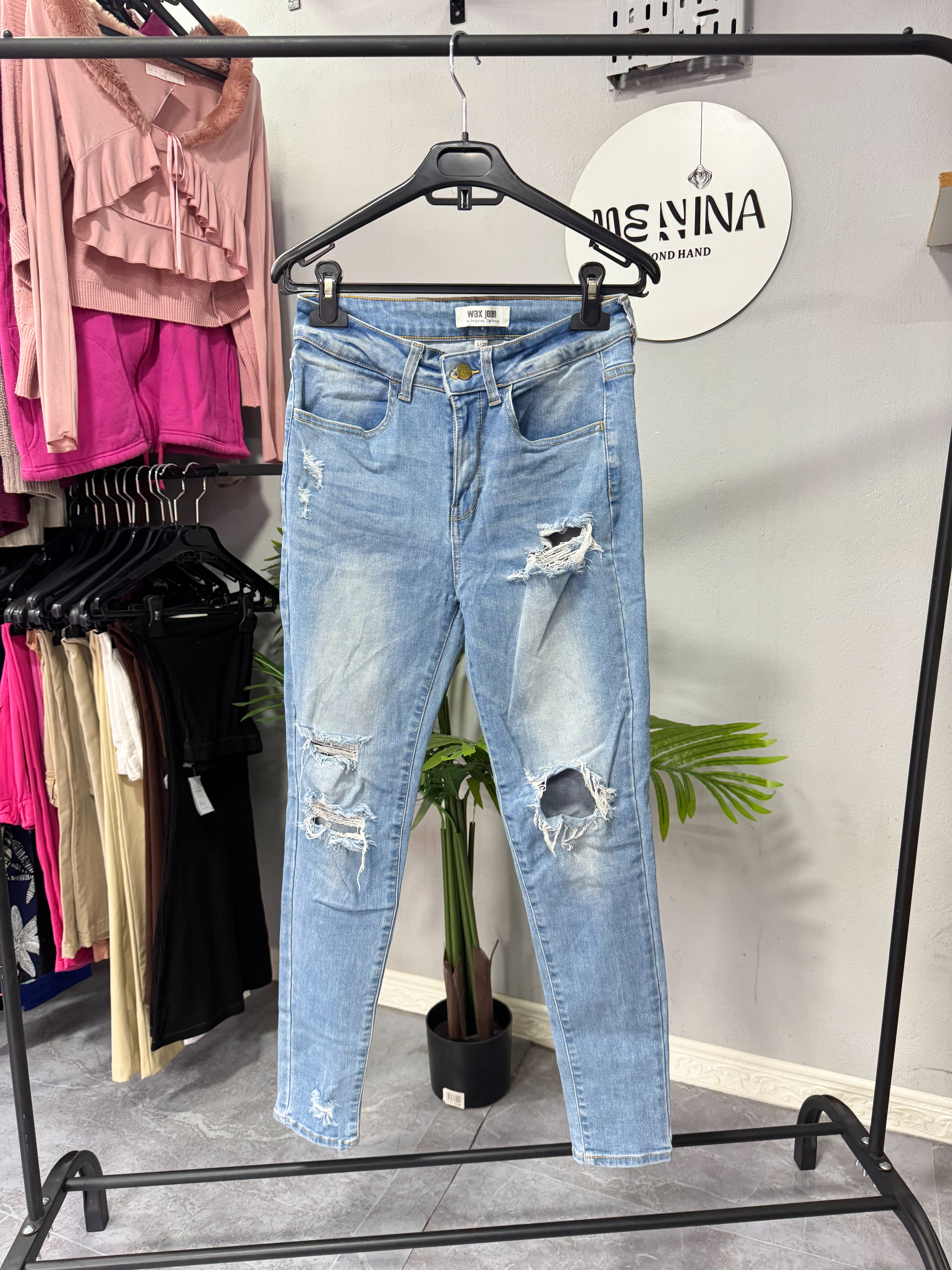 Jean con roturas al cuerpo