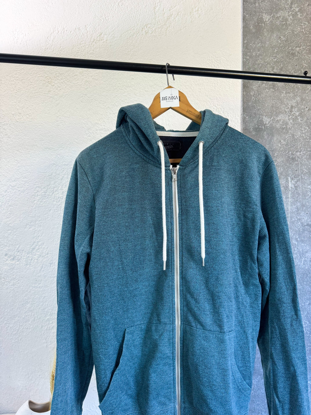 Campera deportiva celeste talle M