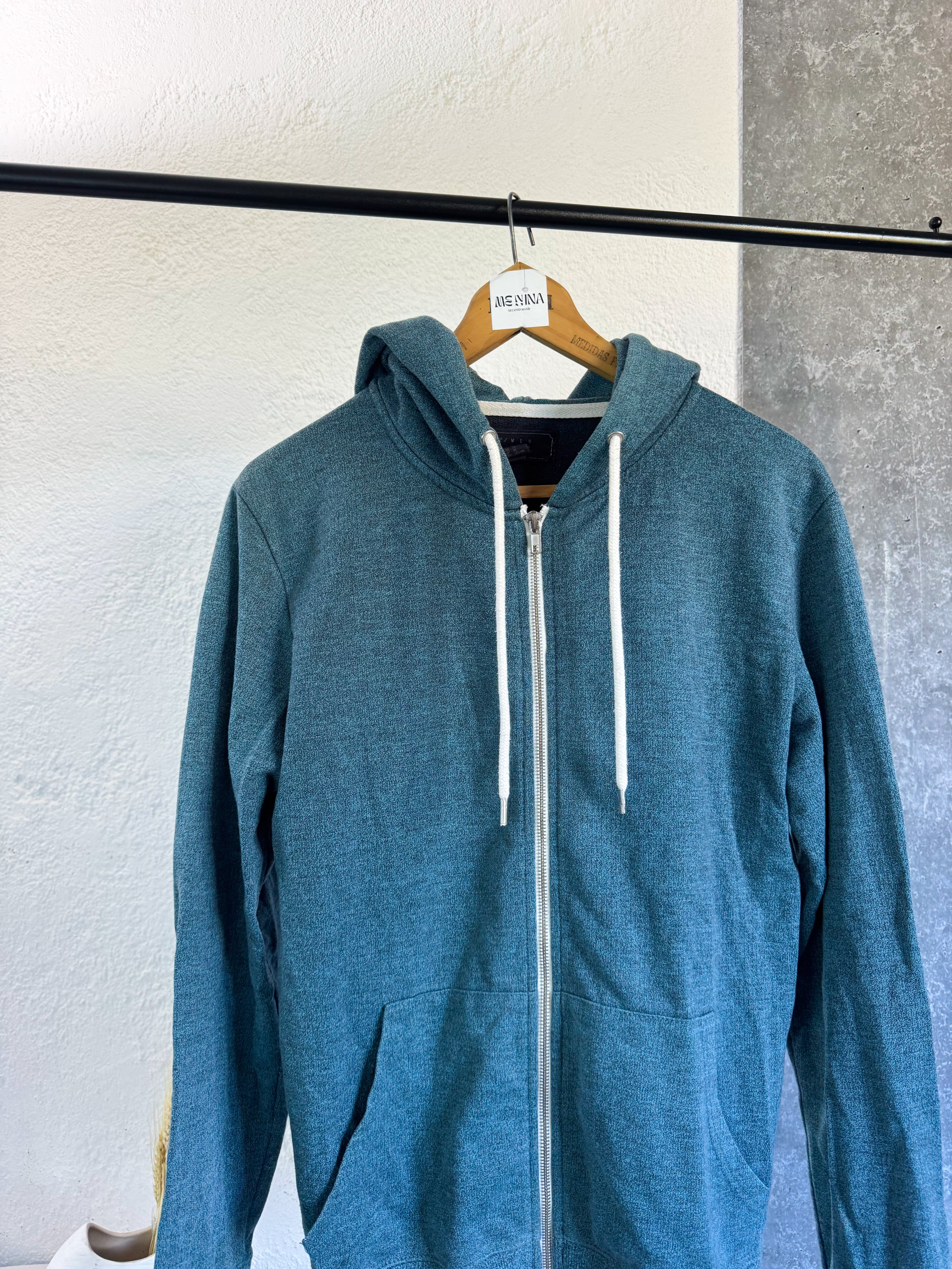 Campera deportiva celeste talle M