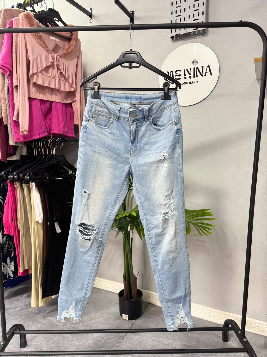 Jean con roturas al cuerpo