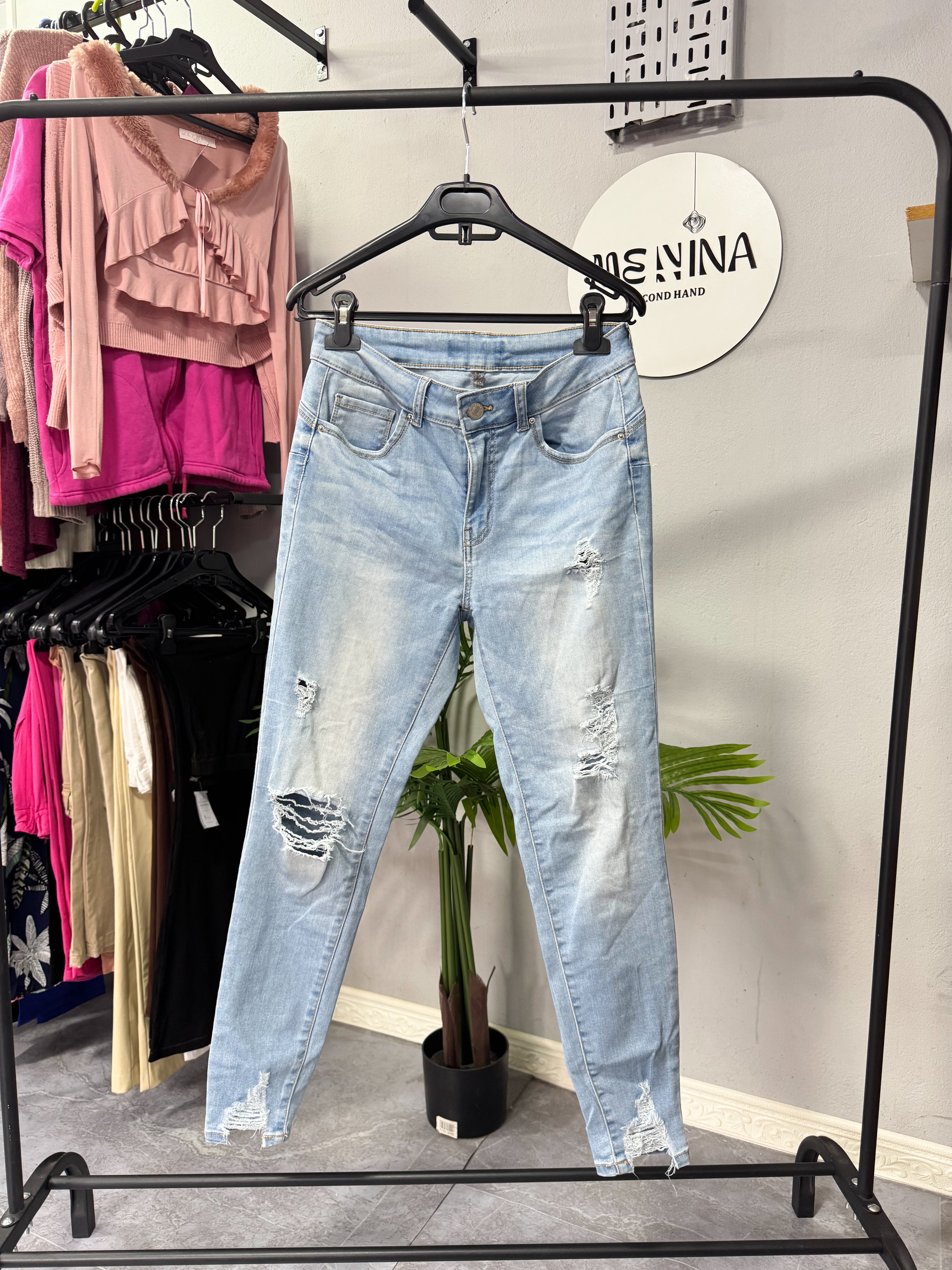 Jean con roturas al cuerpo