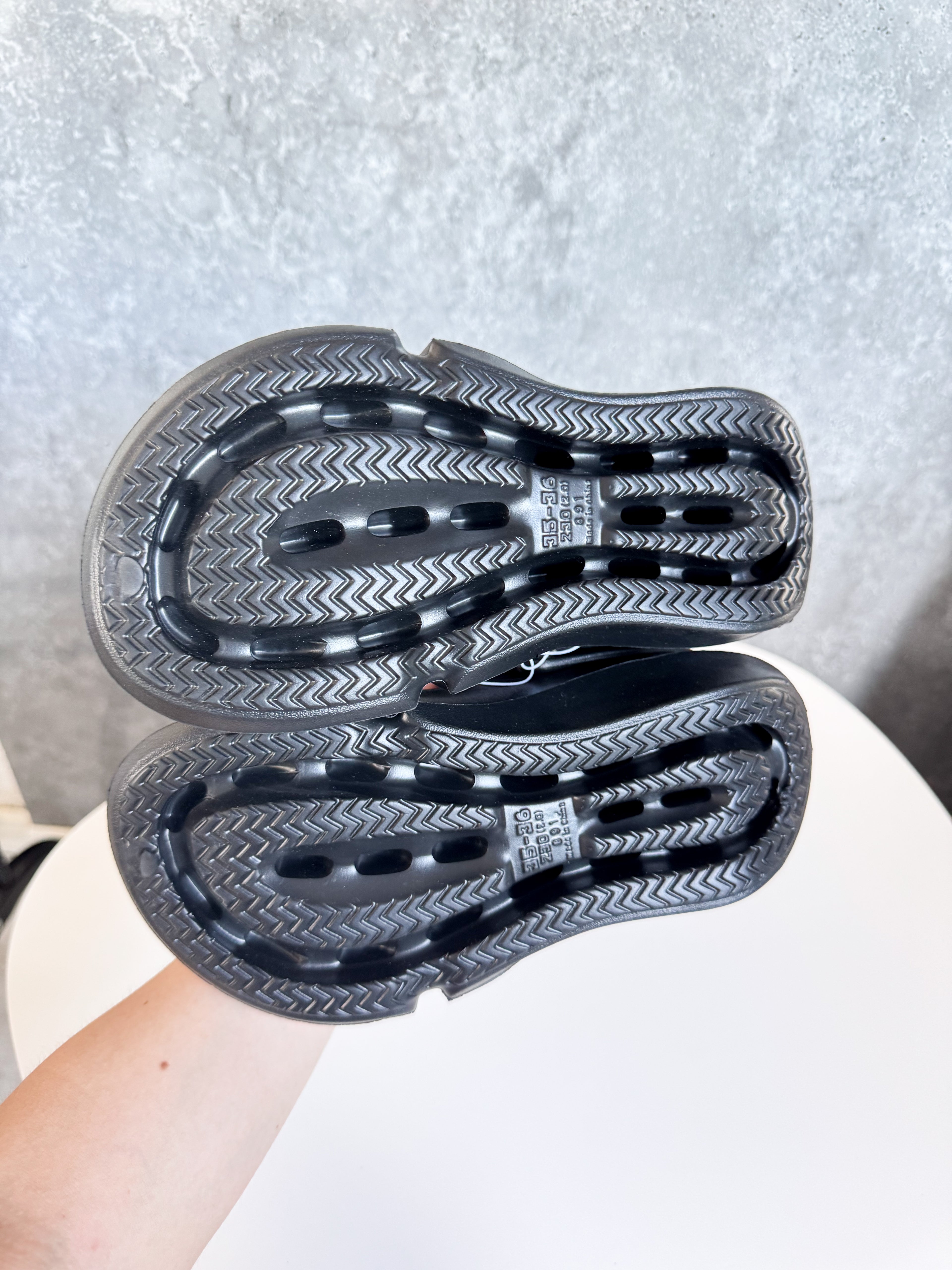 Sandalias NUEVAS negras con apliques