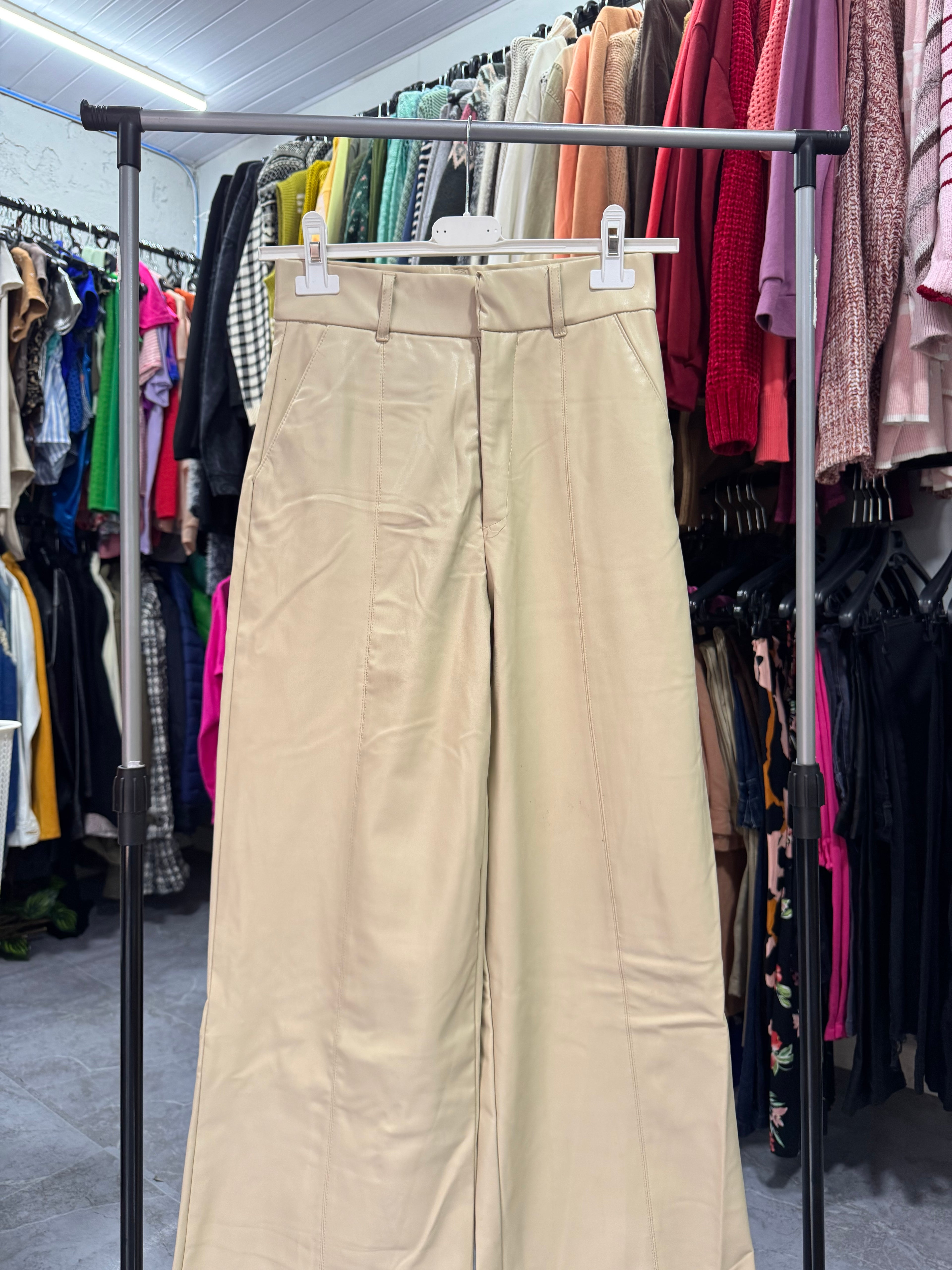 Pantalón cuerina beige ZARA