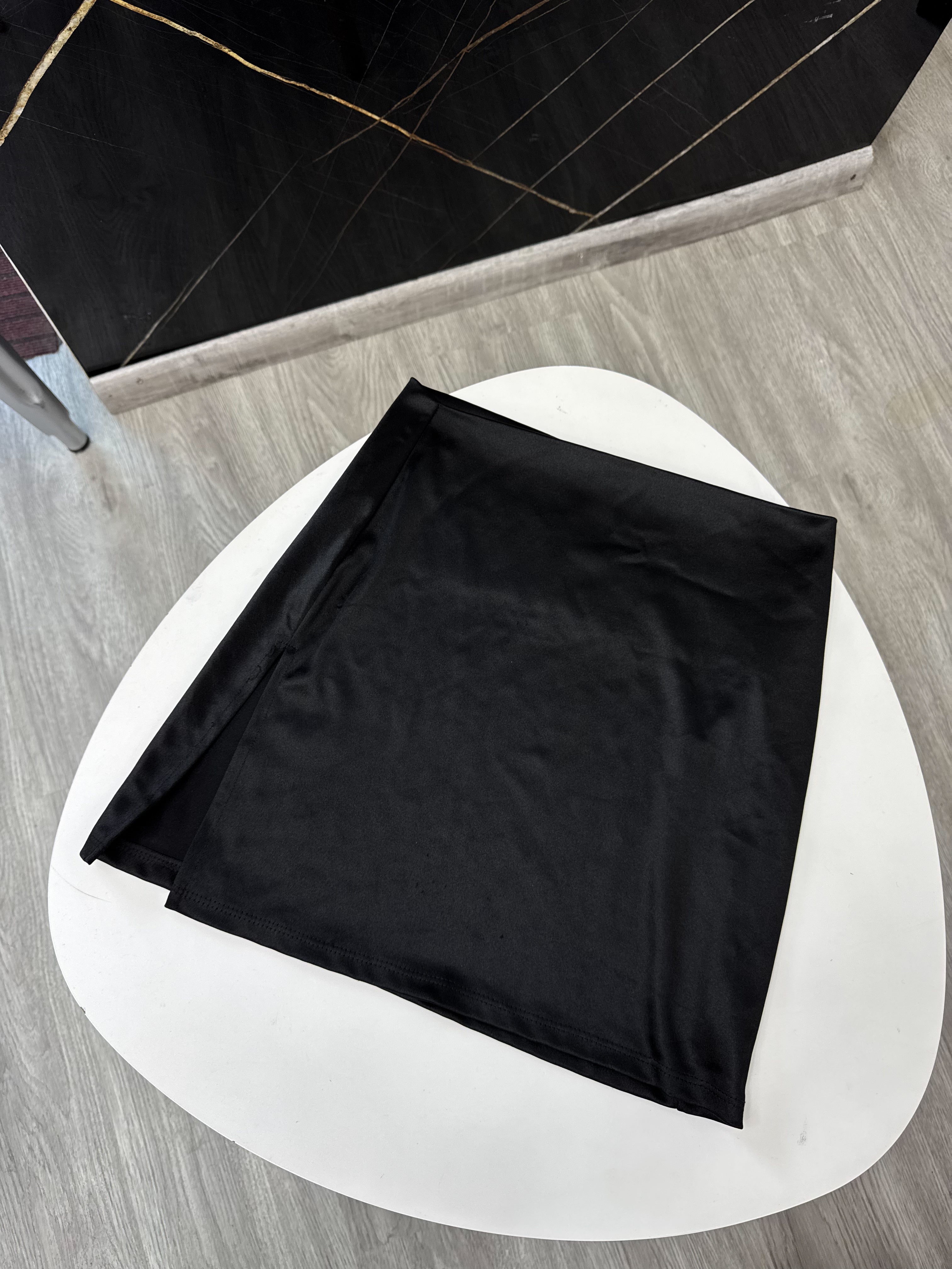 Pollera negra de satén