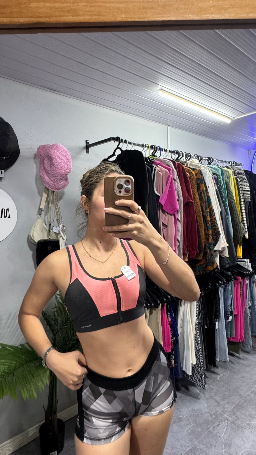 Top deportivo gris y rosa
