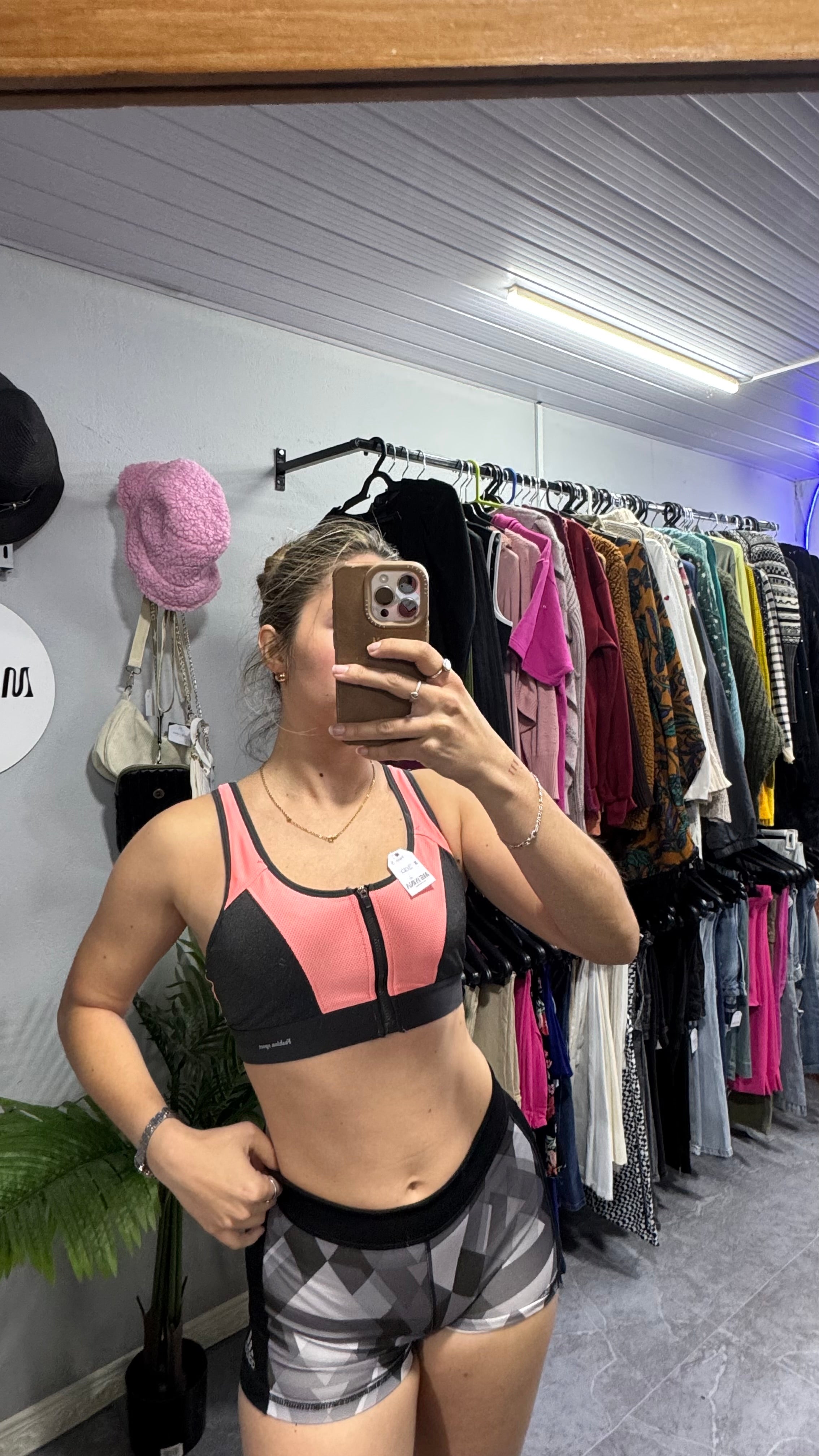 Top deportivo gris y rosa