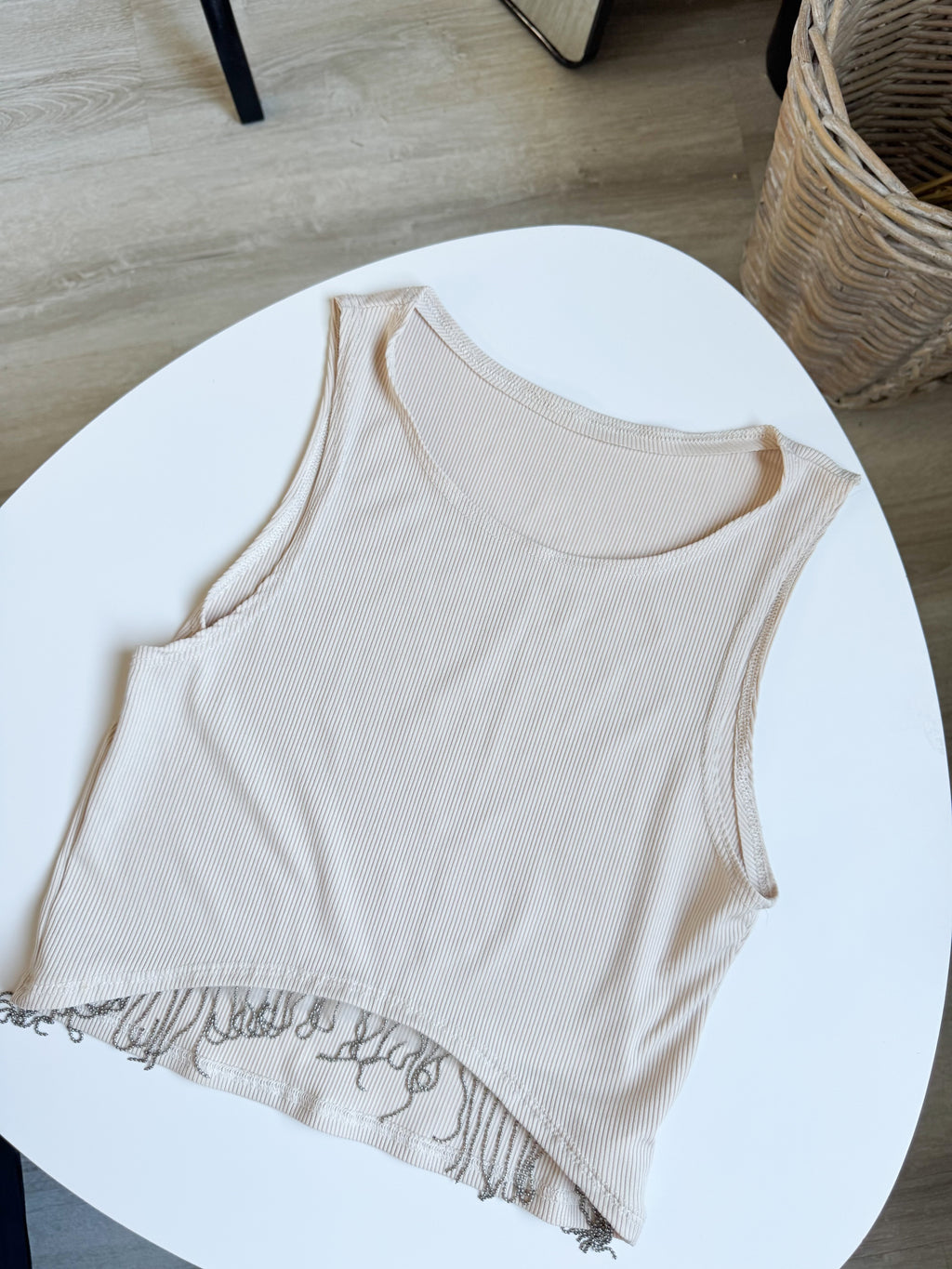 Top con tiras plateadas