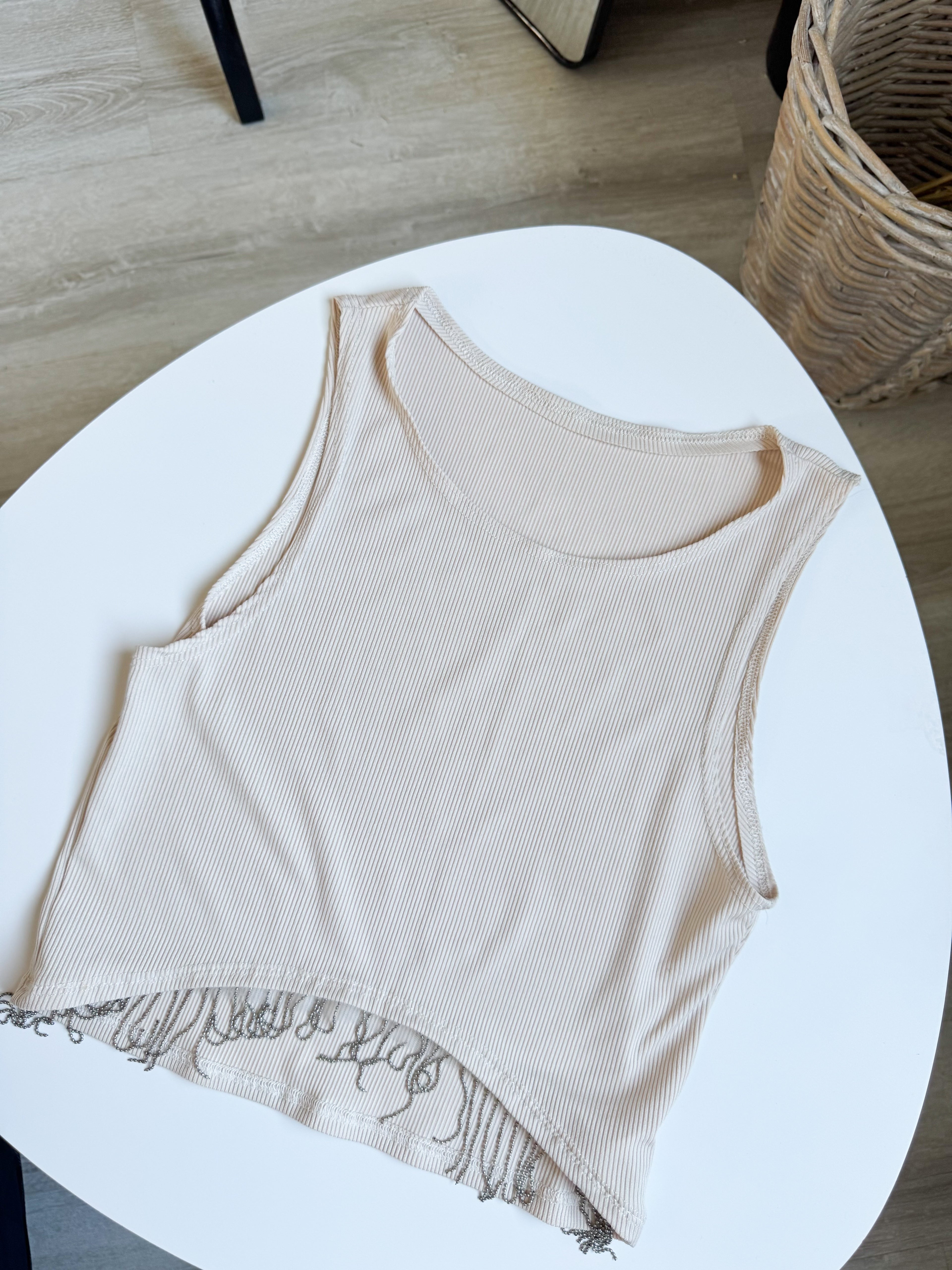 Top con tiras plateadas