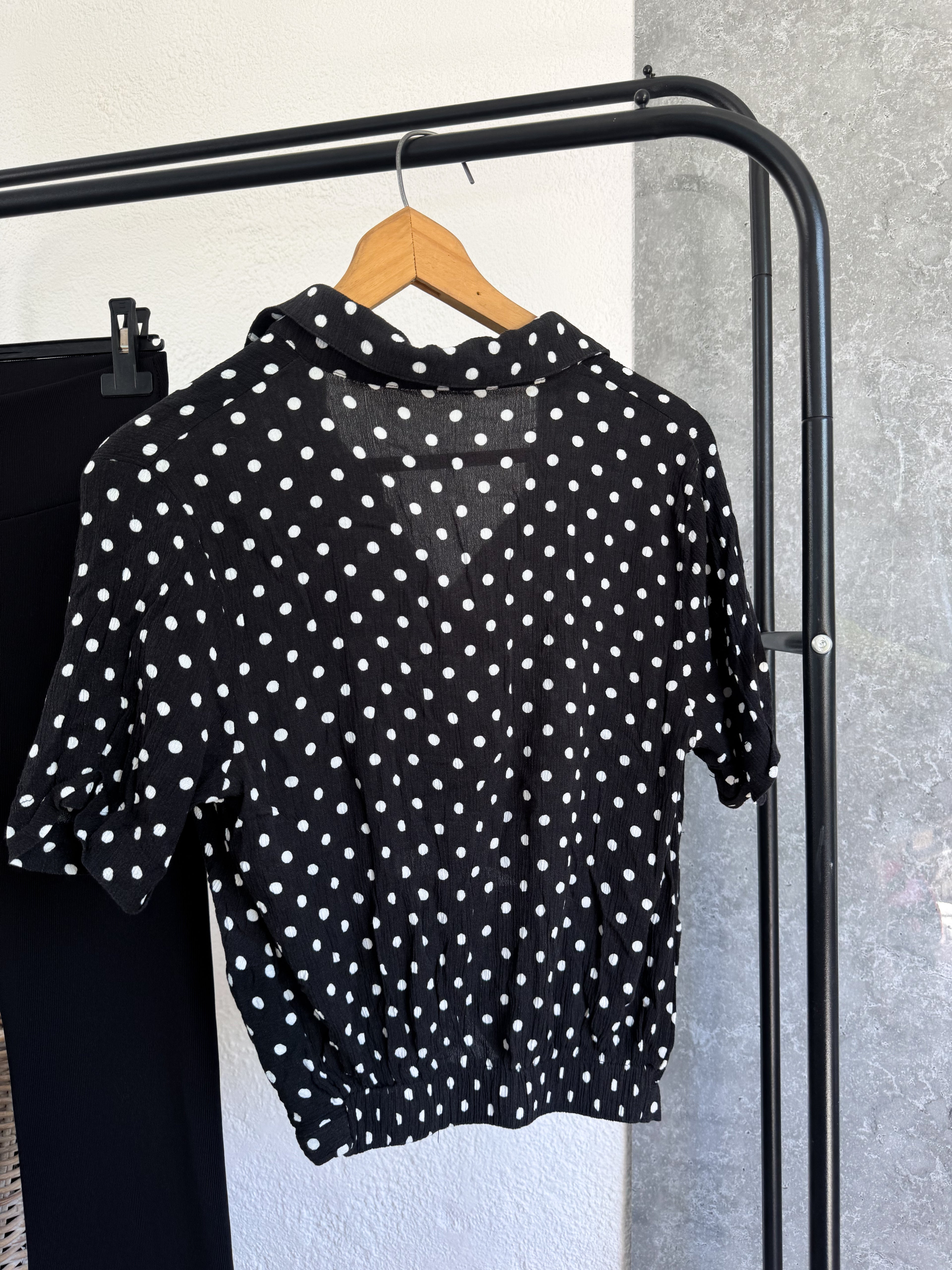 Blusa de lunares blanca y negra