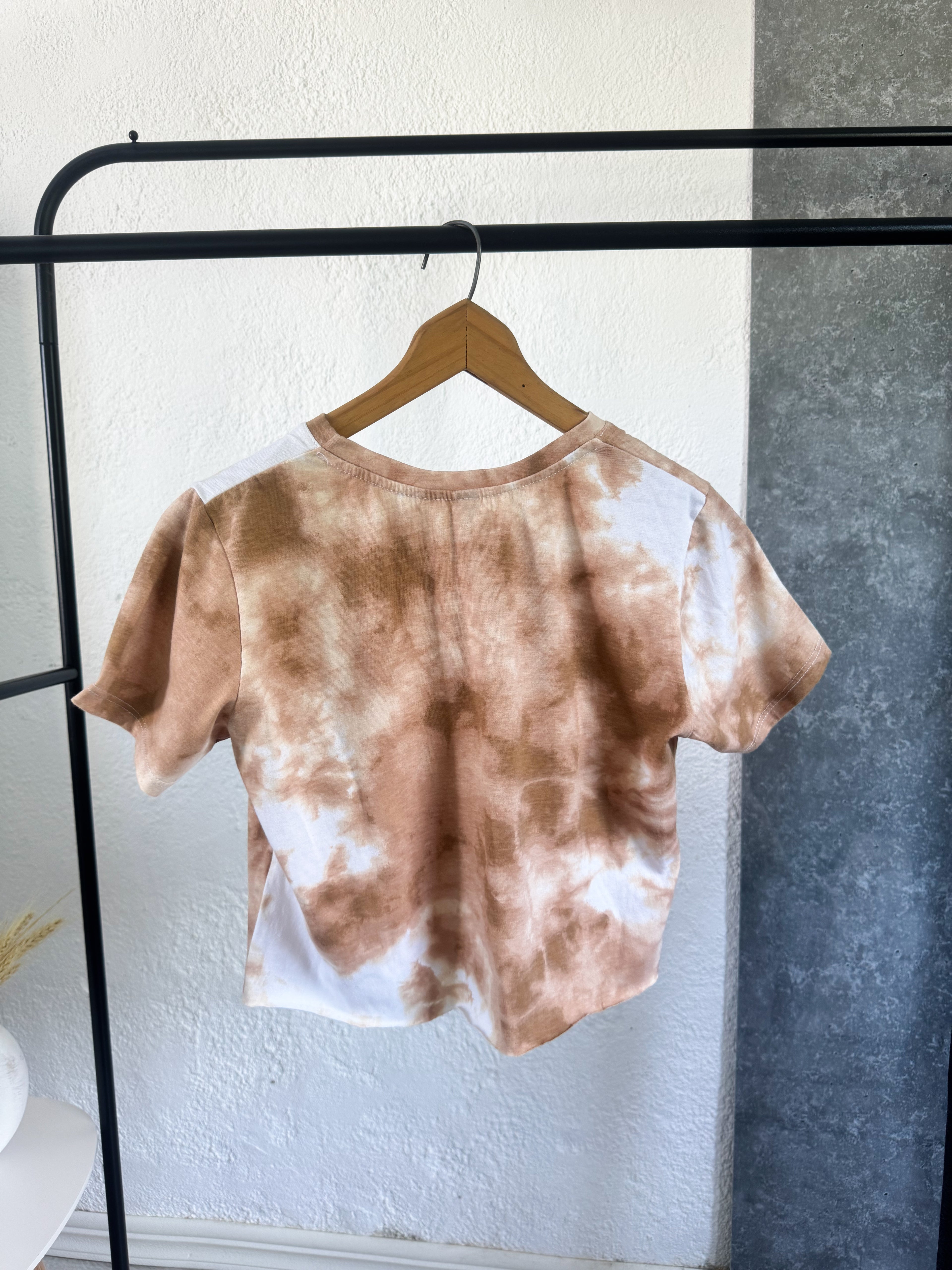 Remera marrón y blanca 47Street