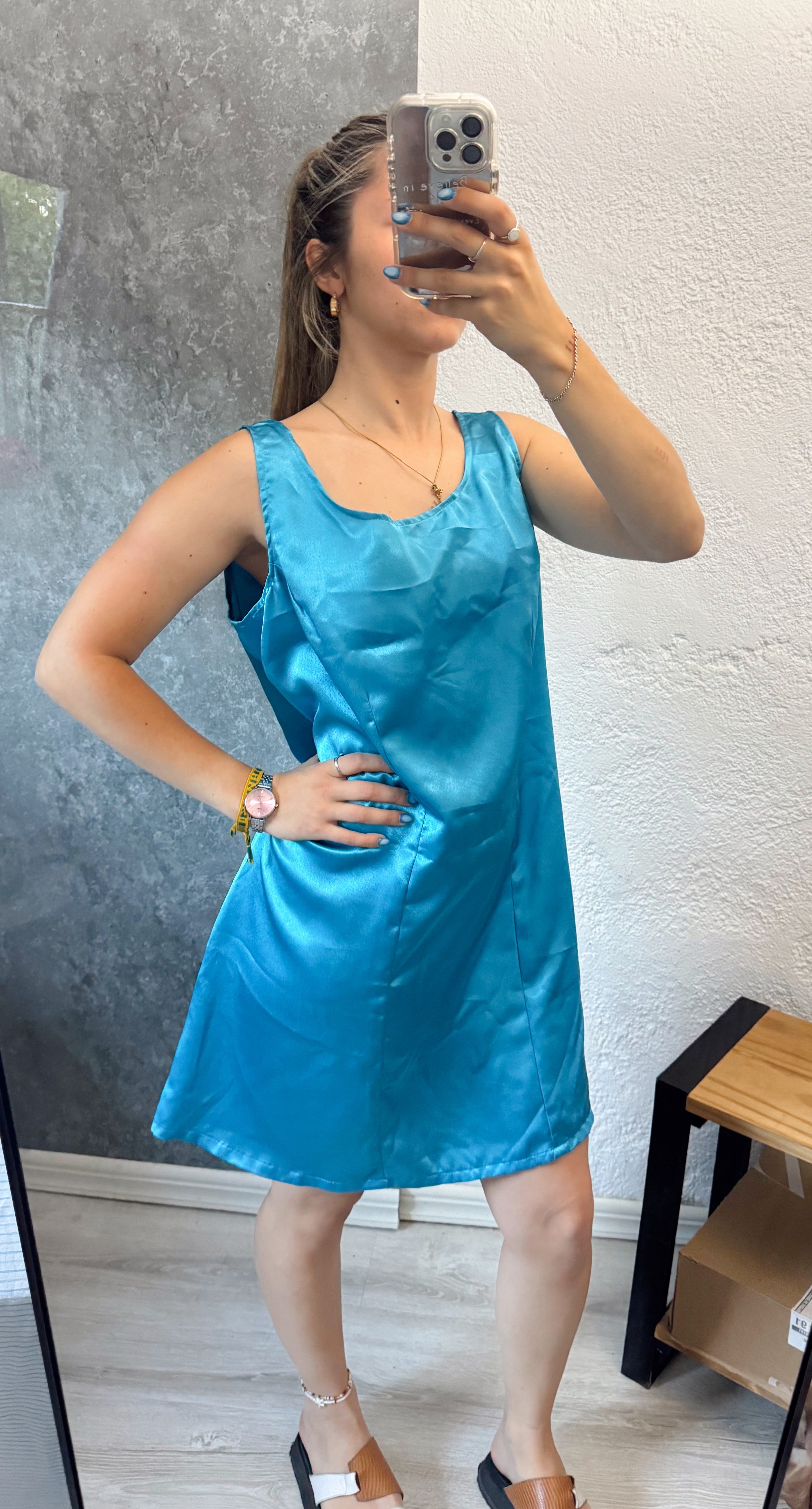 Vestido de satén celeste