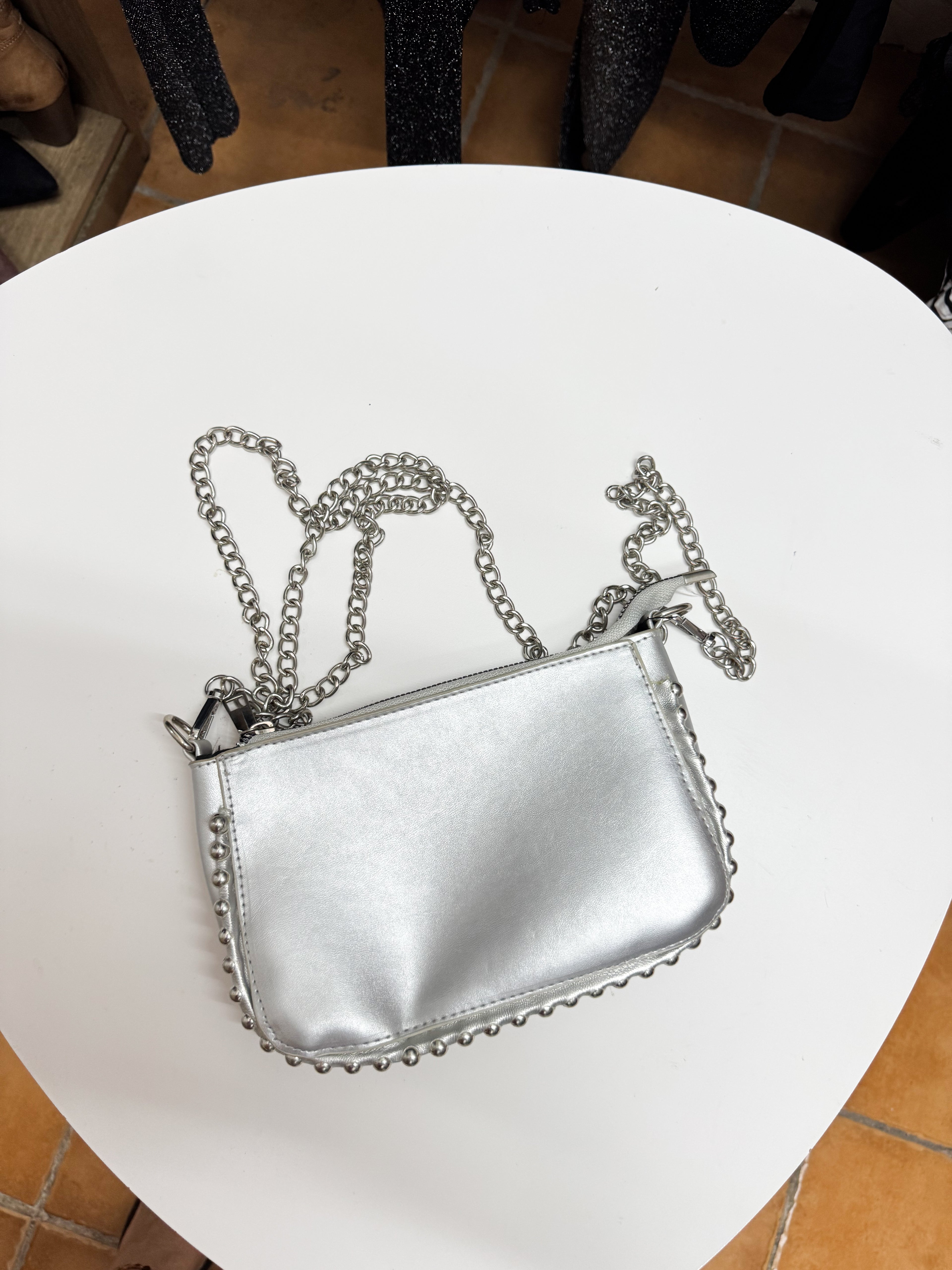 Cartera plateada mediana