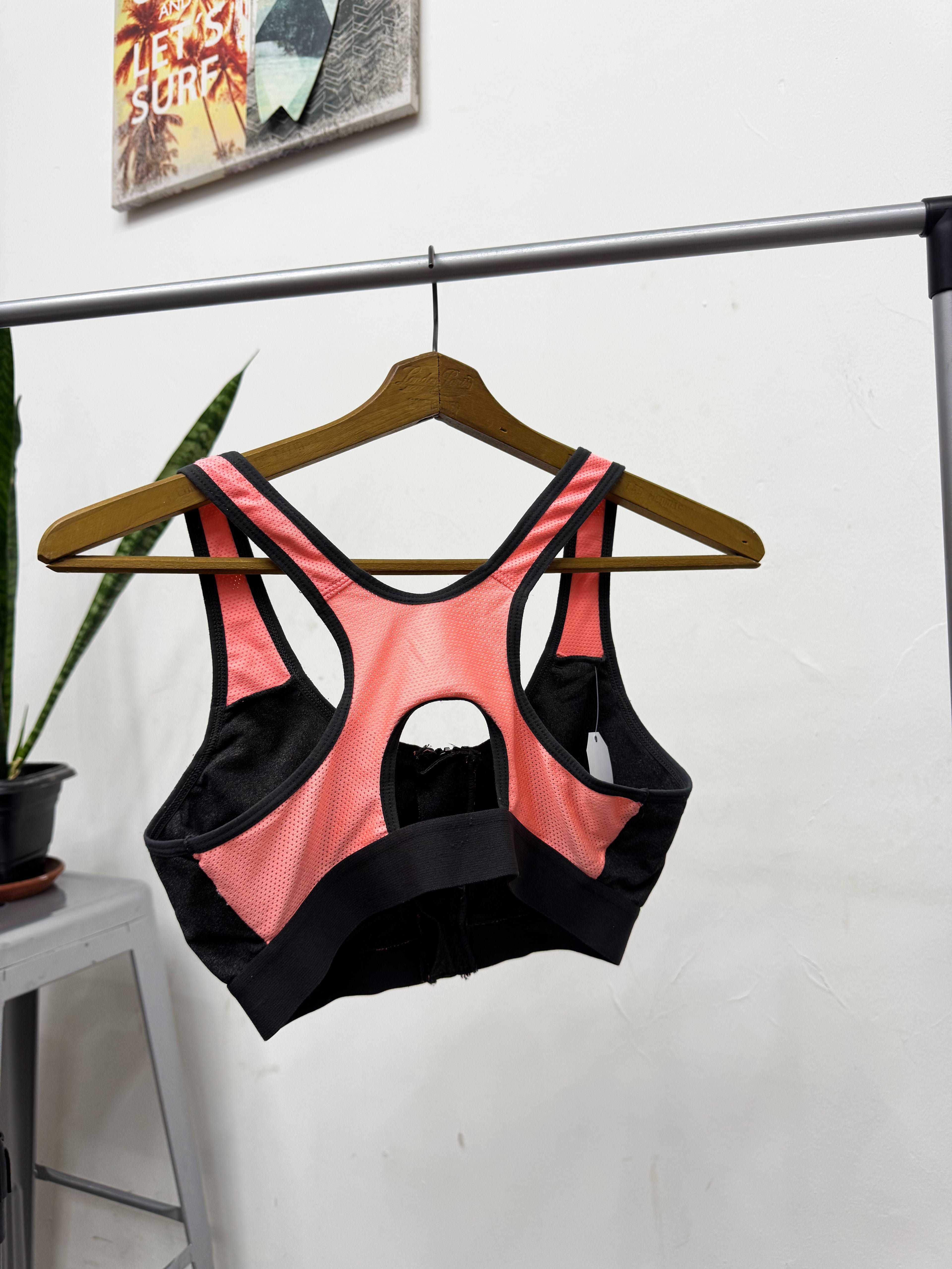 Top deportivo gris y rosa