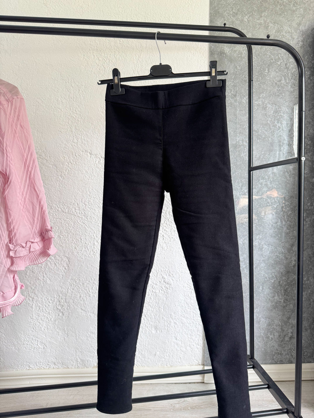 Pantalón negro alicrado