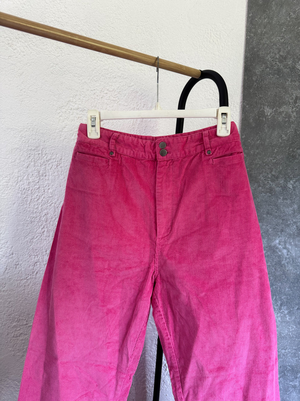 Pantalón rosado de pana