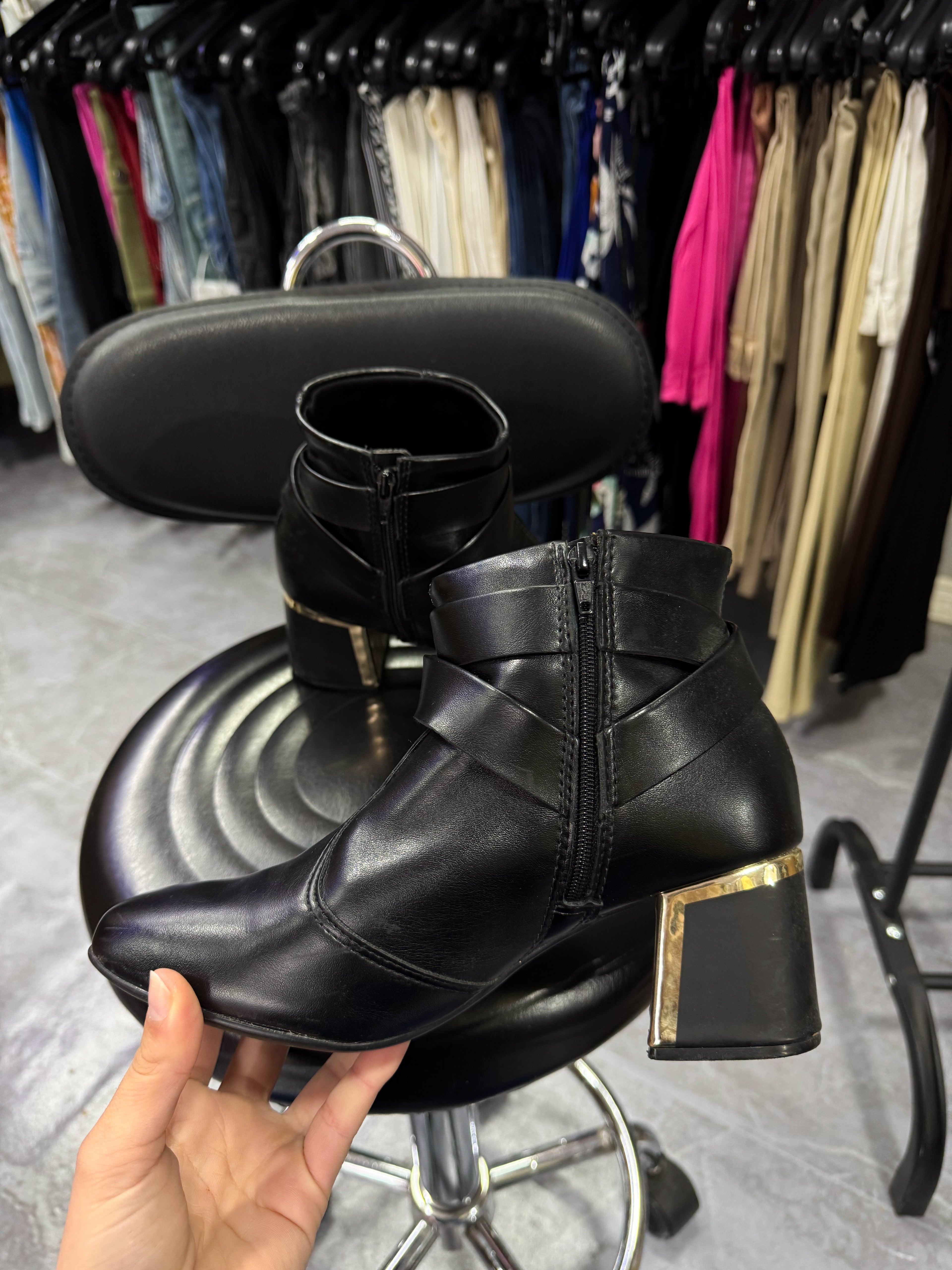 Botas negras con hebilla