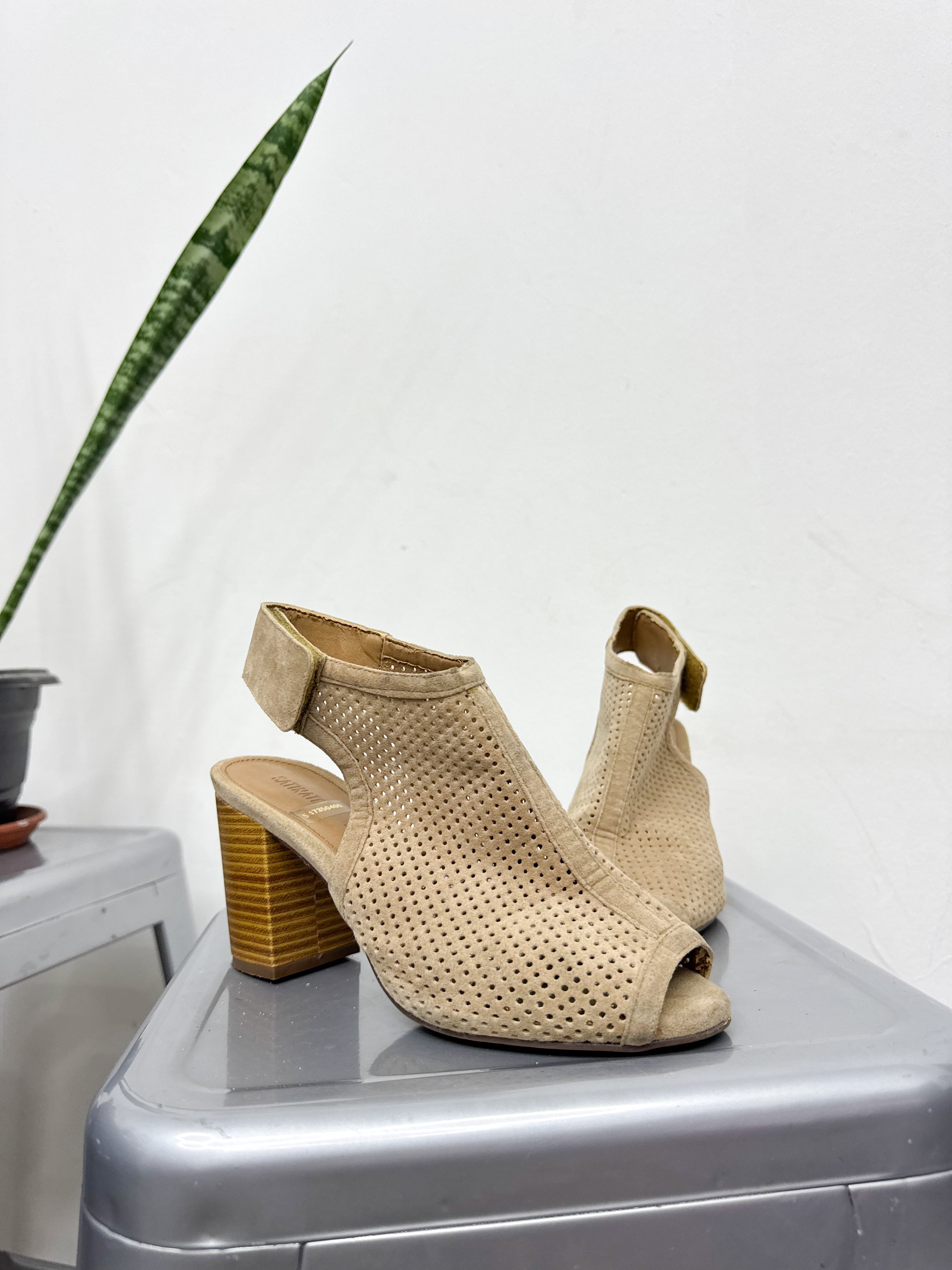 Sandalias beige cerradas