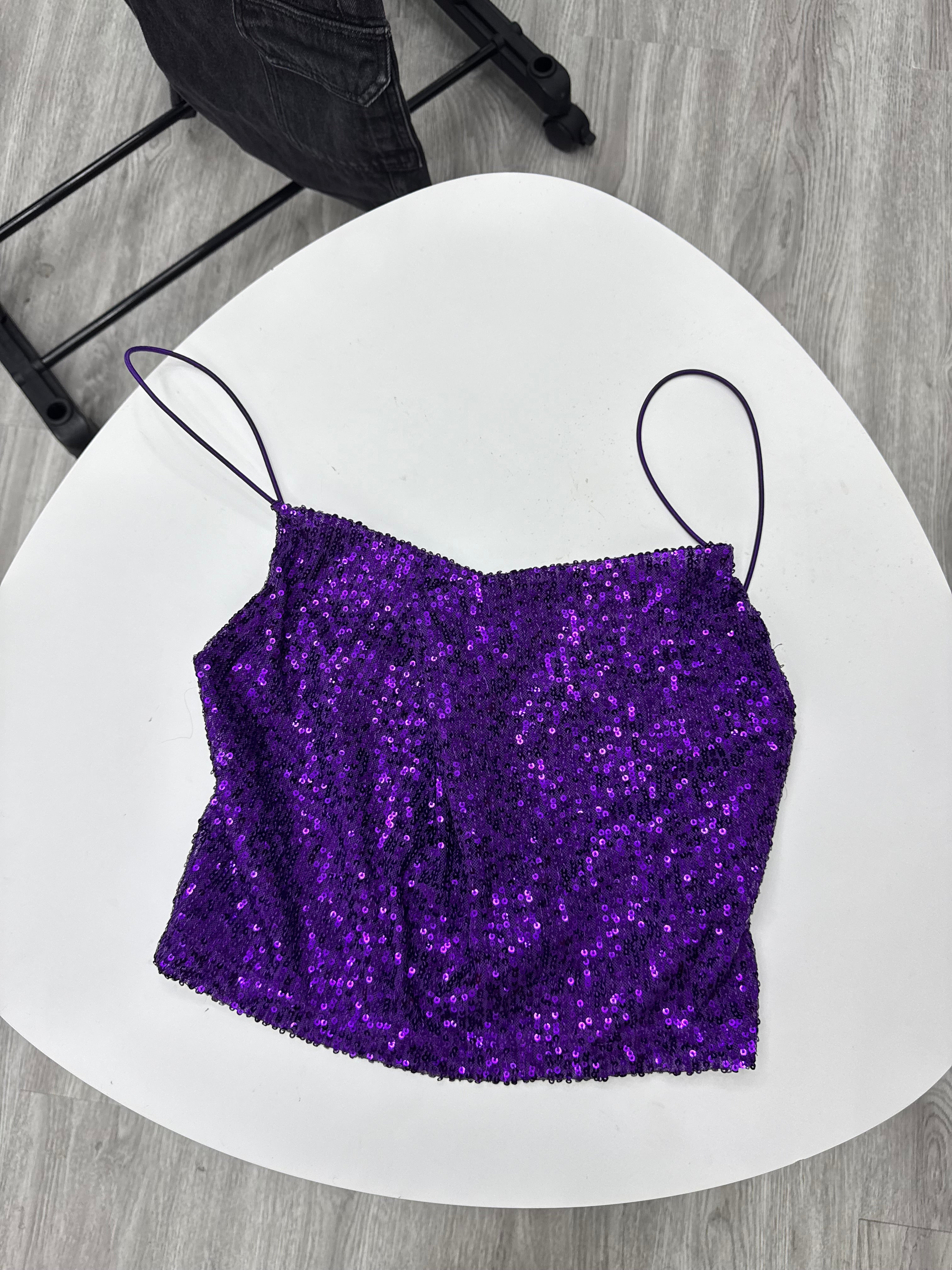 Top violeta con lentejuelas