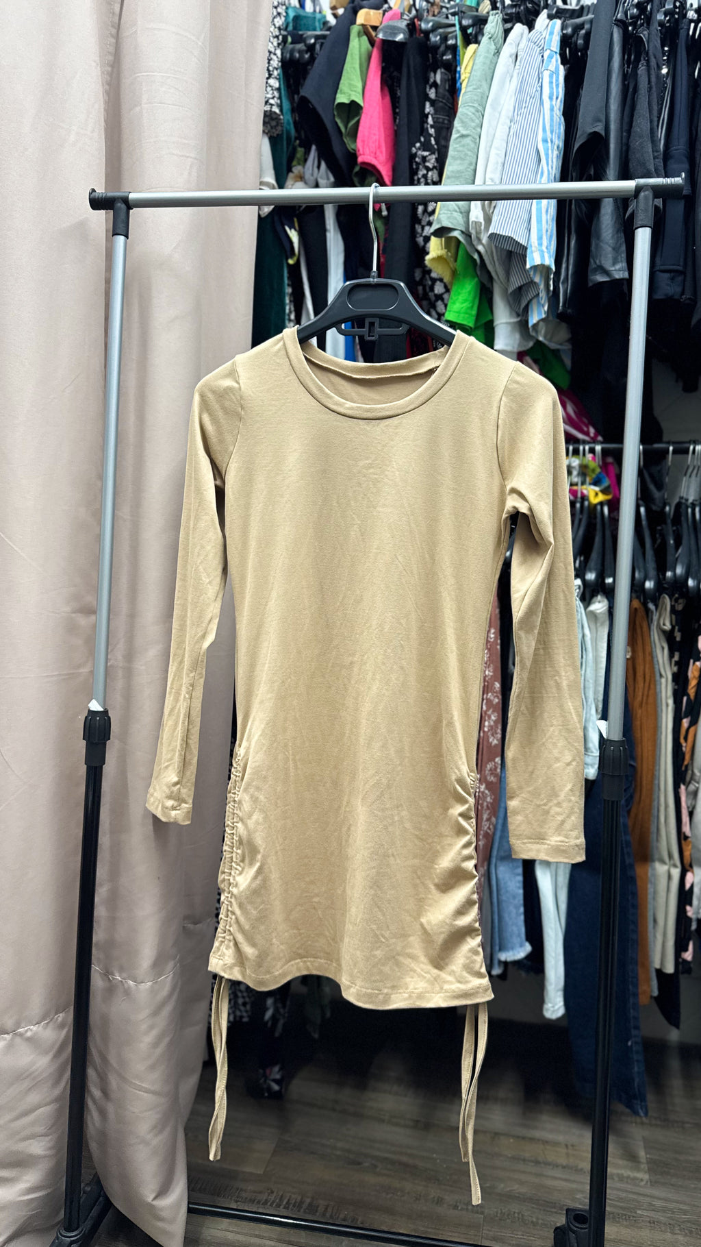 Vestido beige con frunce