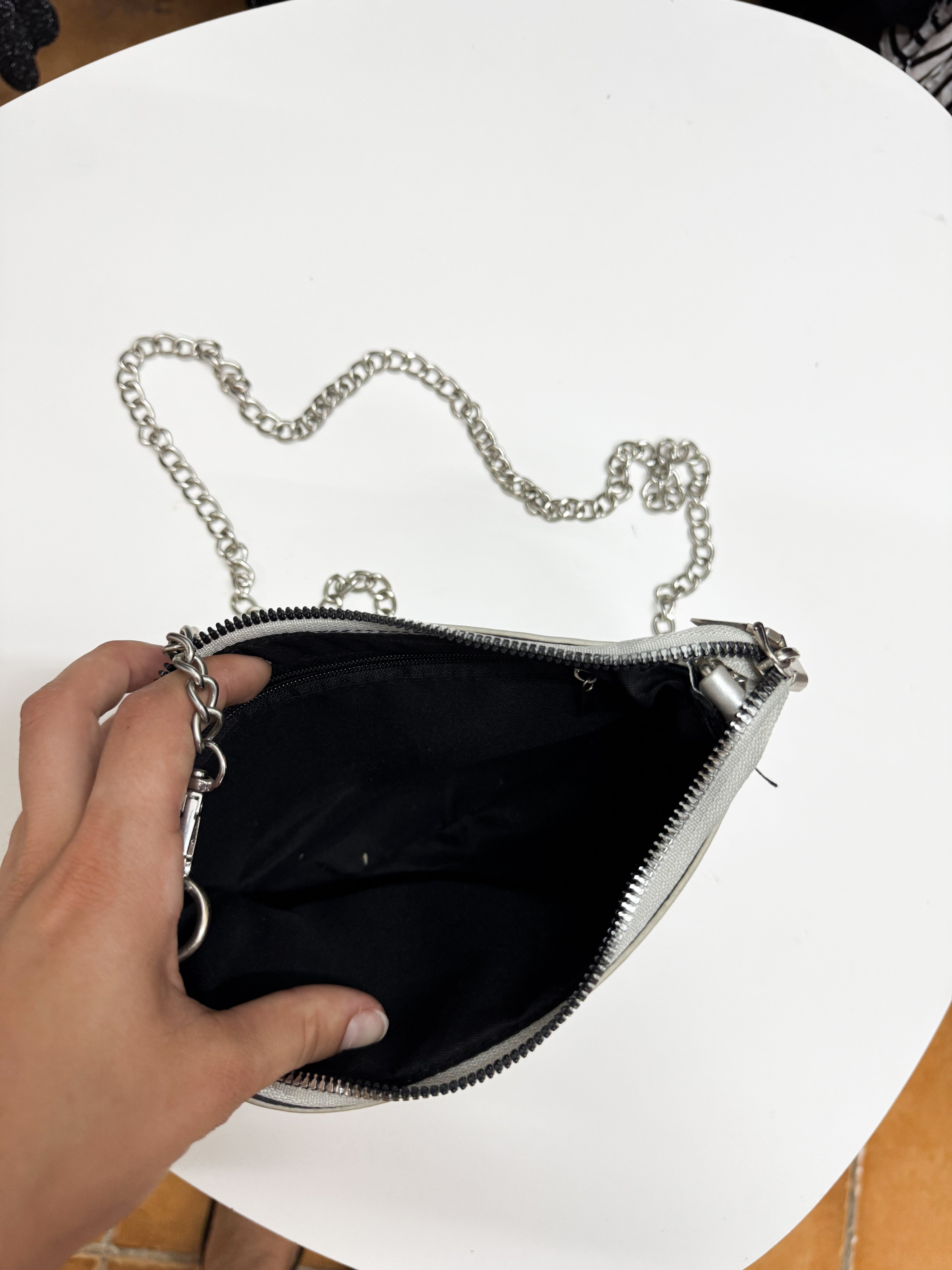 Cartera plateada mediana