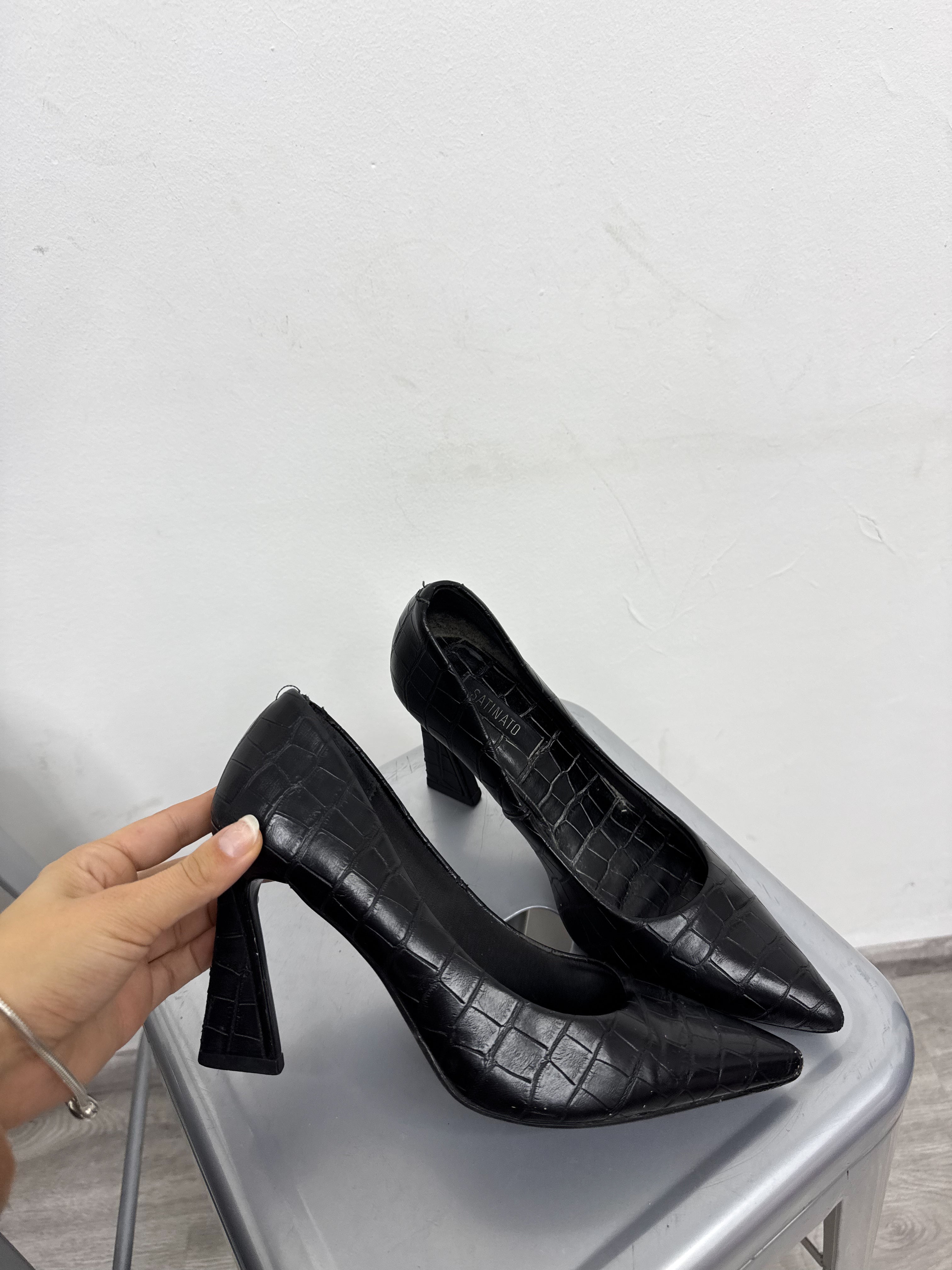 Tacos stiletto negros efecto piel de serpiente