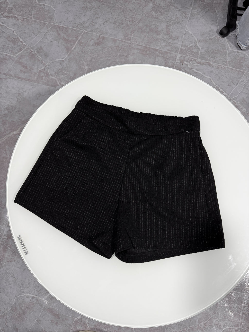 Short negro con rayas brillosas