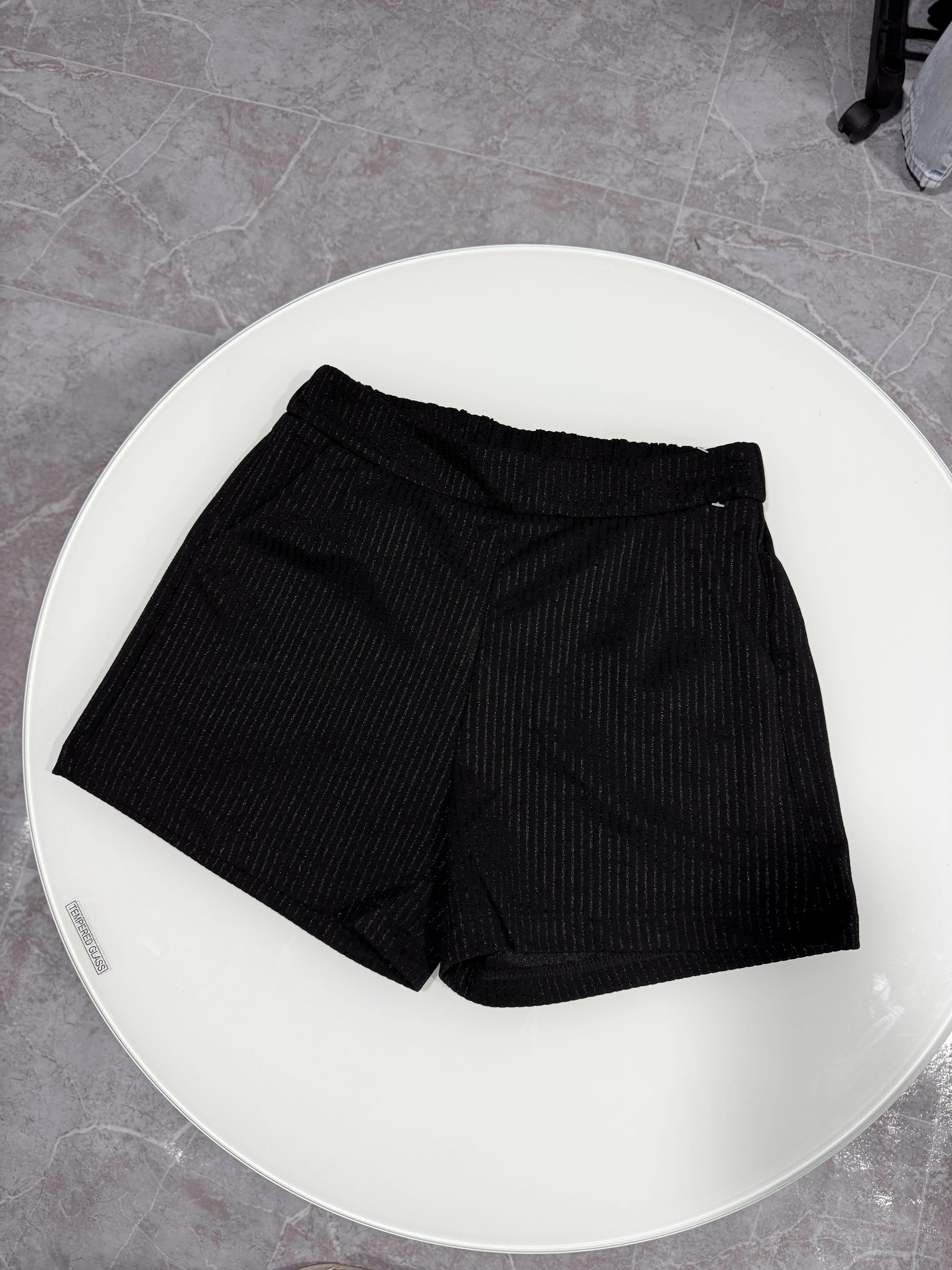 Short negro con rayas brillosas