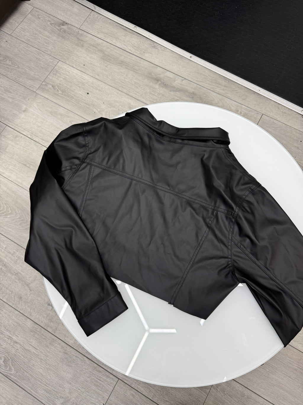 Chaqueta eco cuero corta