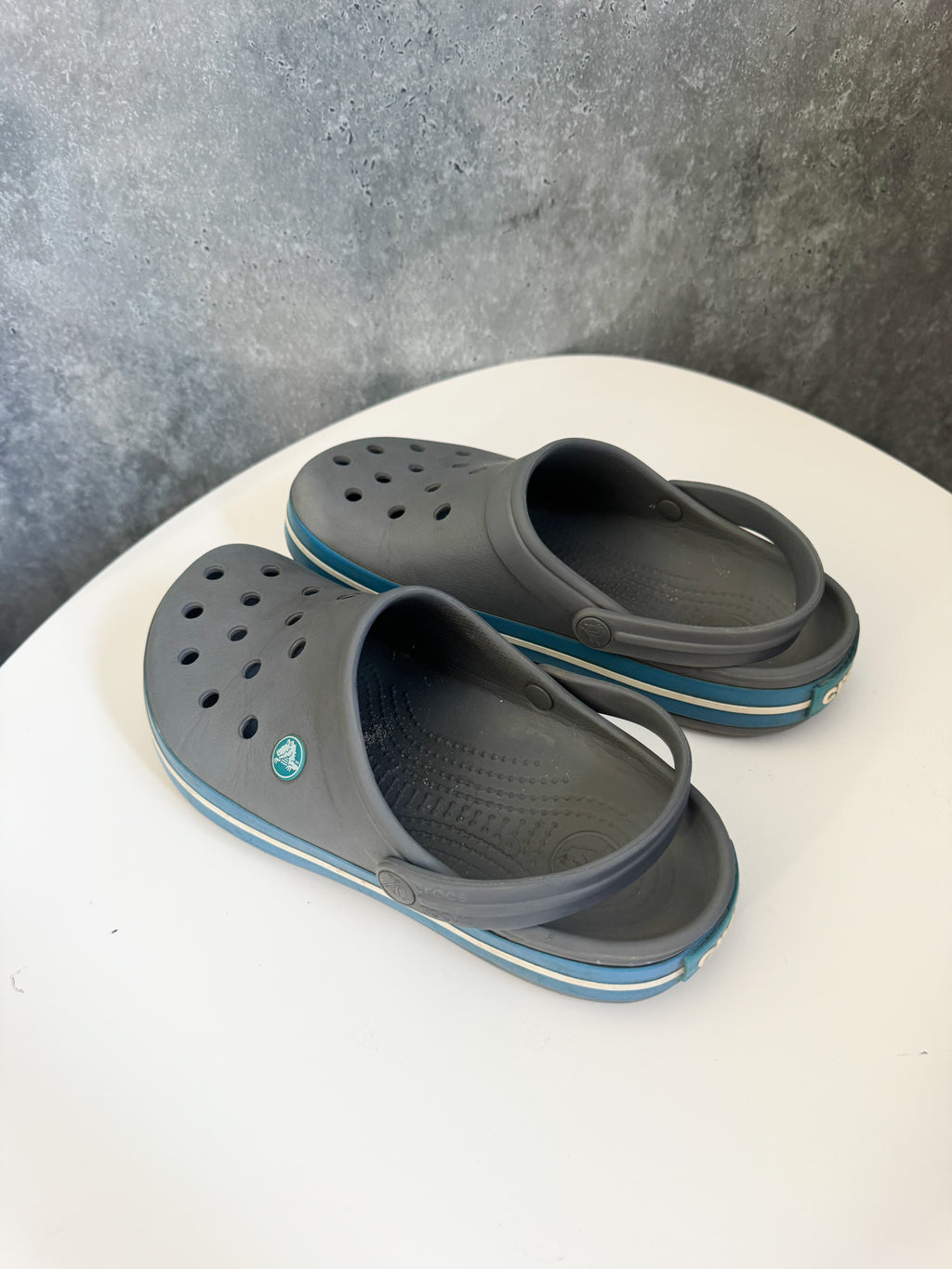 Crocs grises y celeste originales, como nuevas